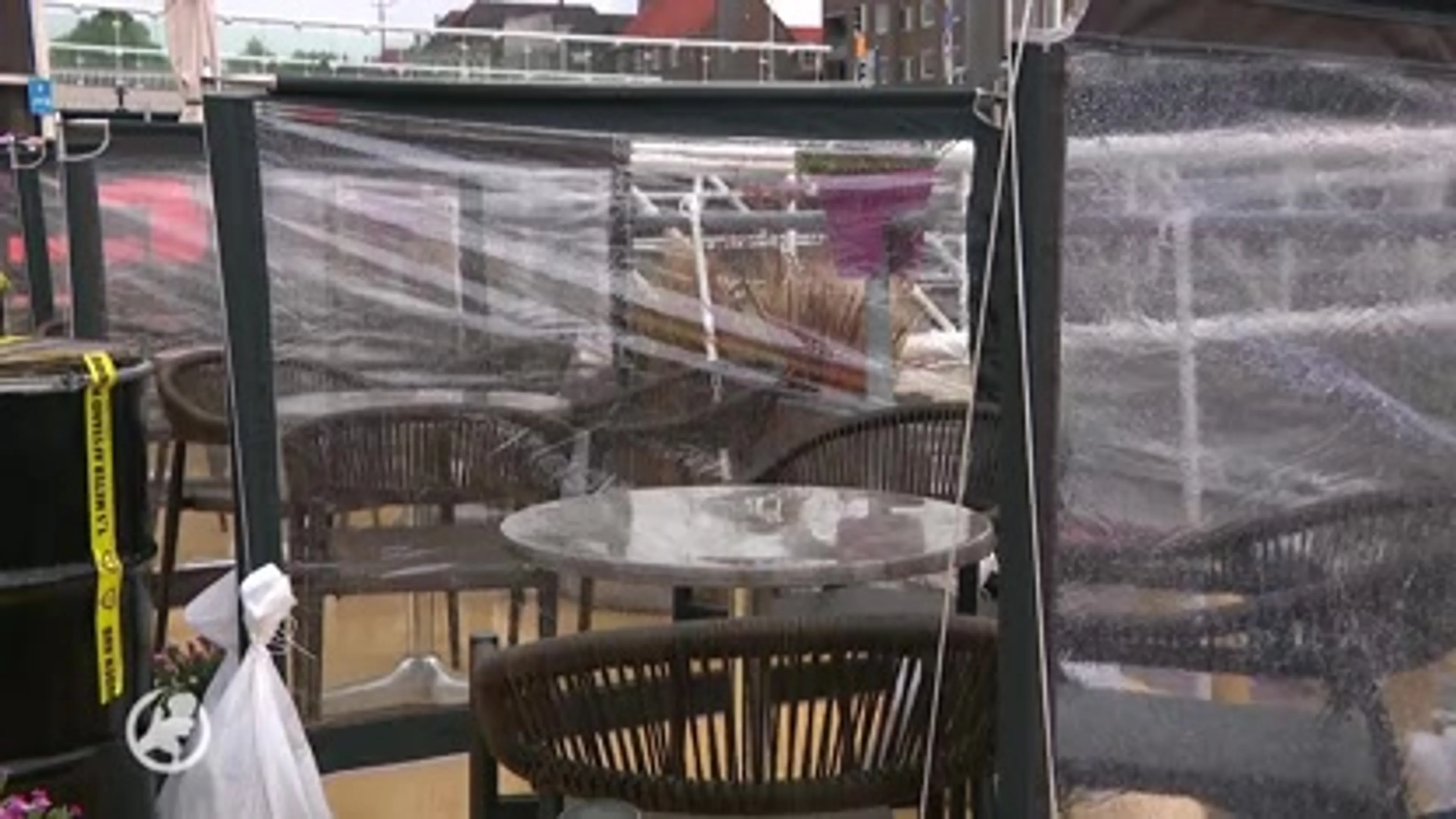 Plexiglas-schermen op de terrassen mogen tóch niet, horecaondernemers zijn woest