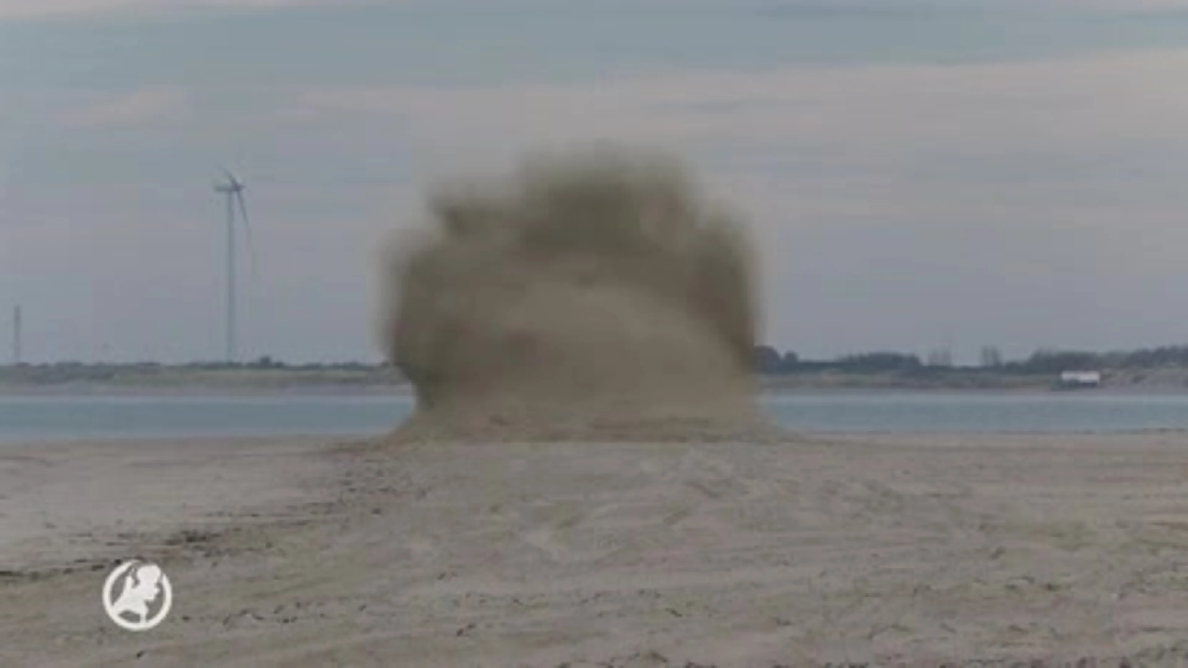 Zware vliegtuigbom tot ontploffing gebracht op strand Vrouwenpolder