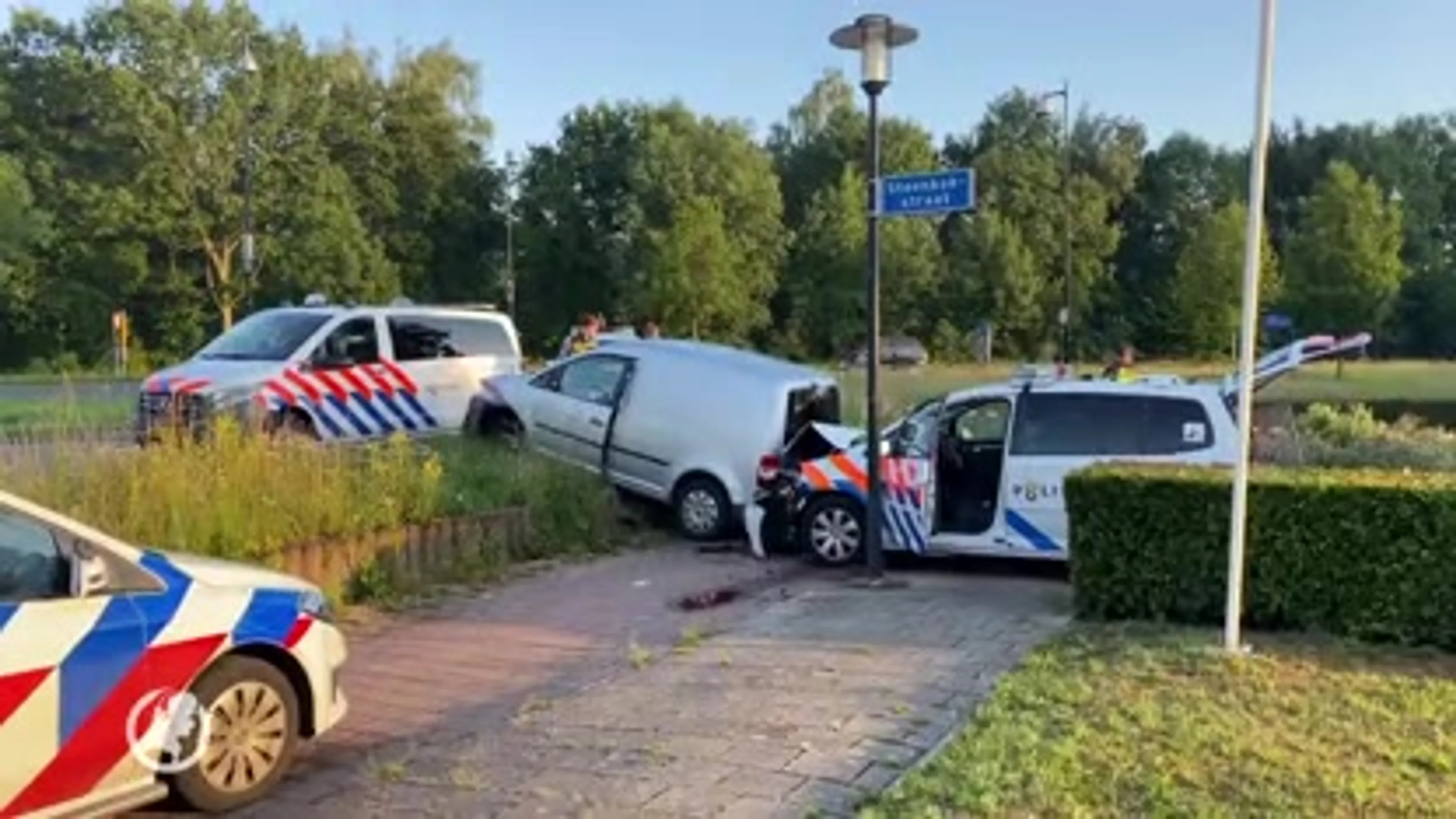 Verdachte raakt gewond bij wilde politieachtervolging door Apeldoorn die eindigt in crash