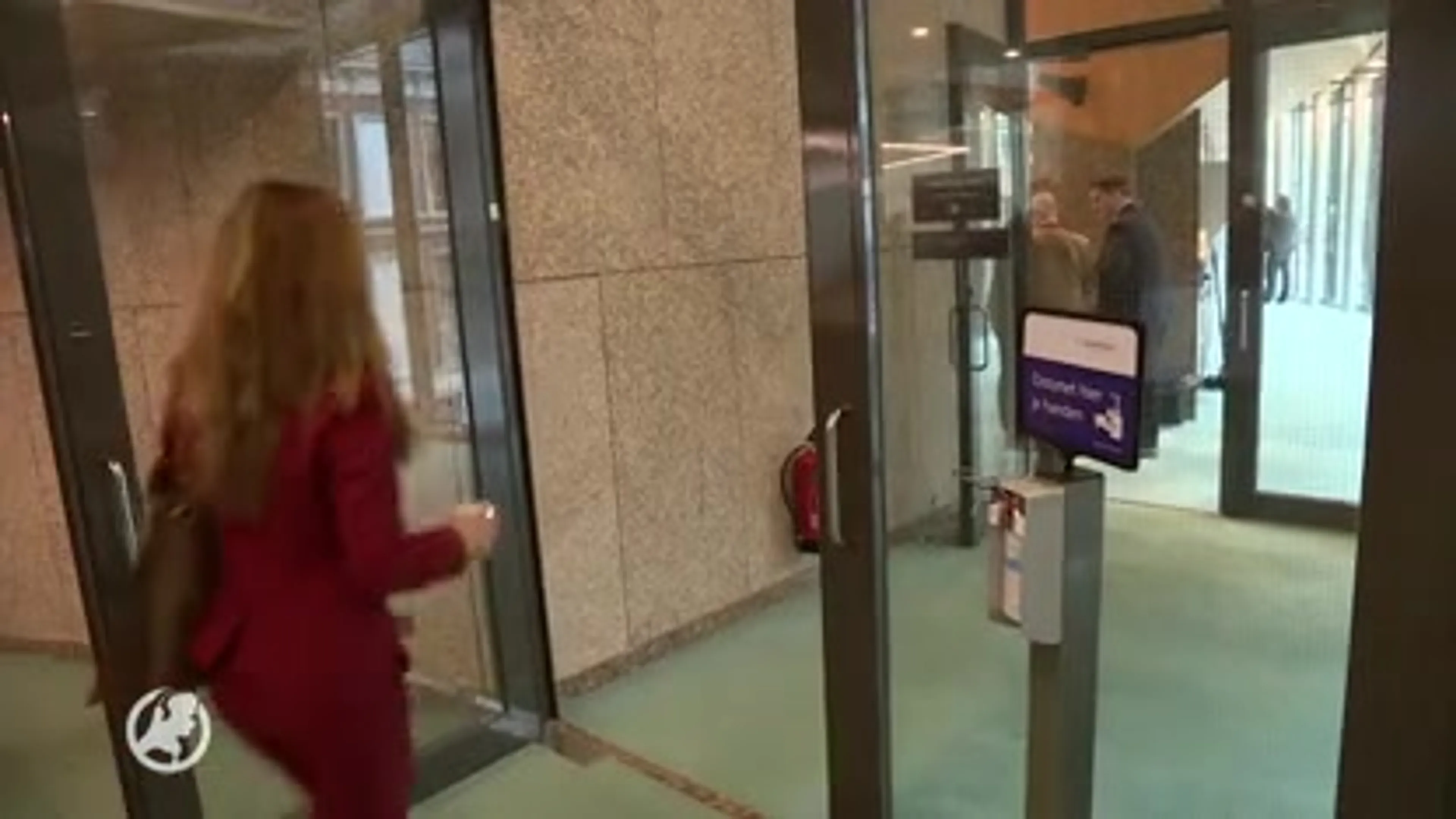 Een derde van de Nederlanders blijft handen schudden, ondanks advies Rutte