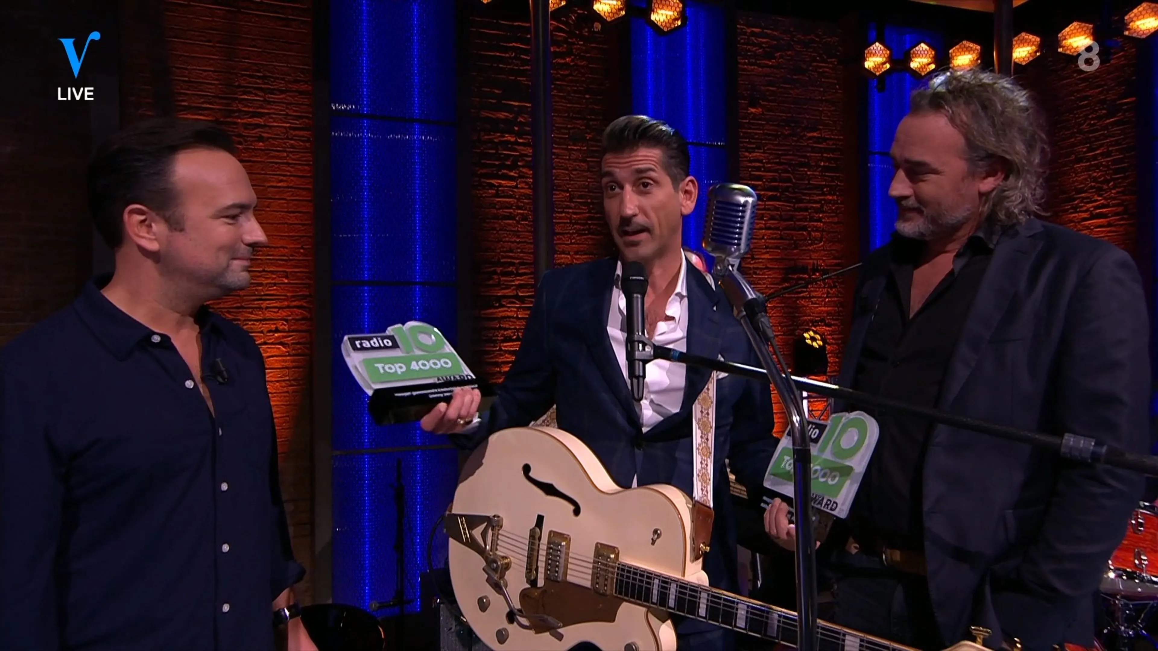Danny Vera ontvangt twee awards voor zijn hit Roller Coaster