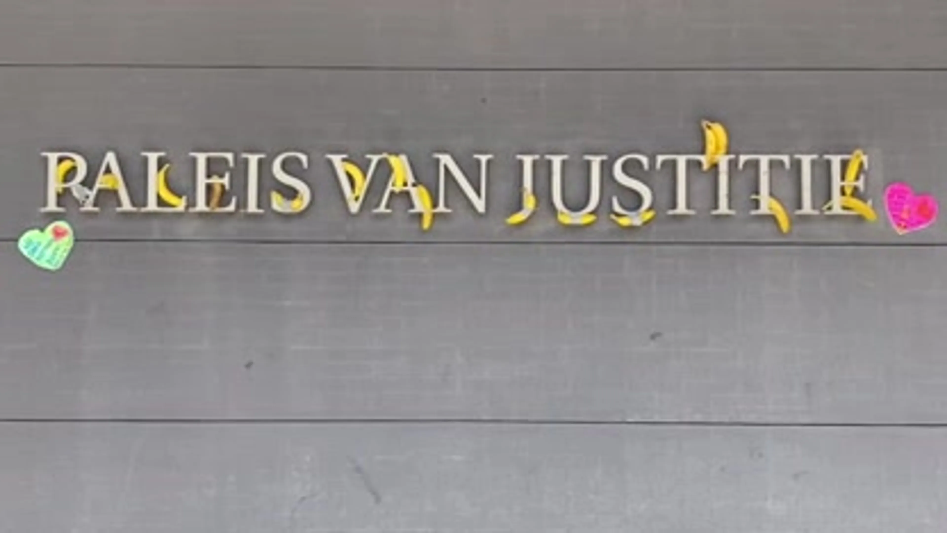 Politie maakt Malieveld leeg, oprichter Viruswaanzin 'versiert' Paleis van Justitie met bananen