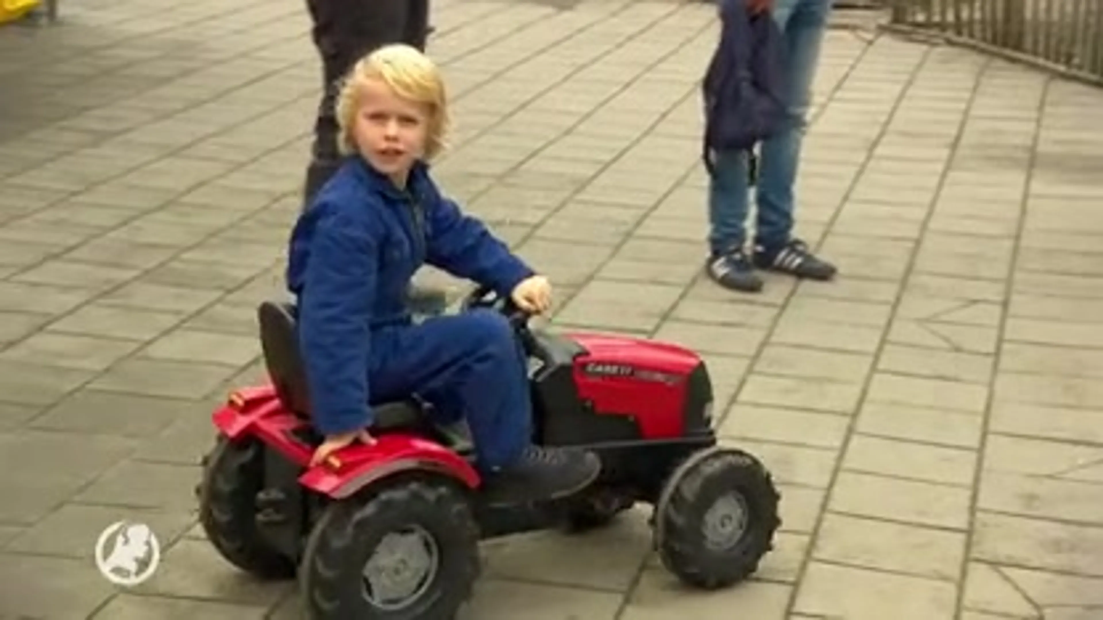 Kinderen hebben eigen boerenprotest: in stoet op mini-trekkers naar school