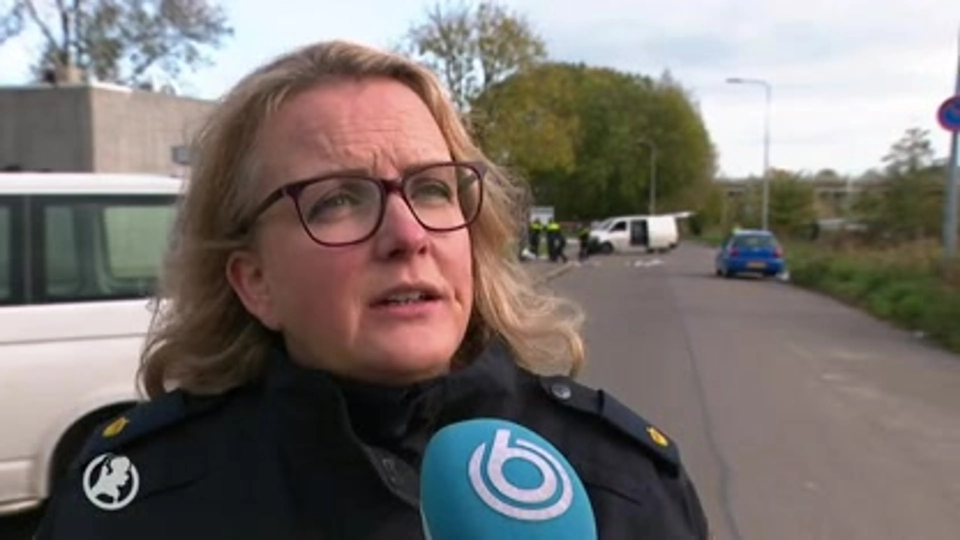 Hulpverleners voeren gewonde verdachte dubbele bioscoopmoord af