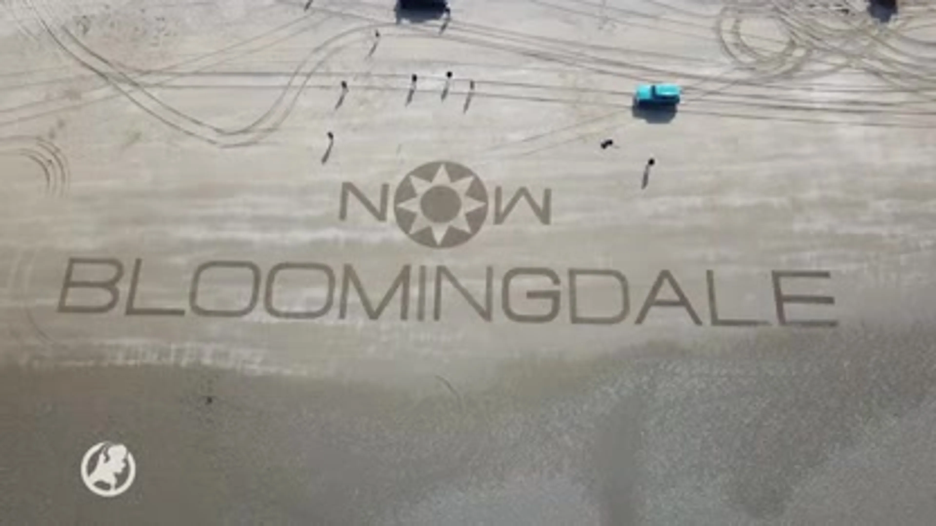 Noodkreet van strandtenten langs kustlijn