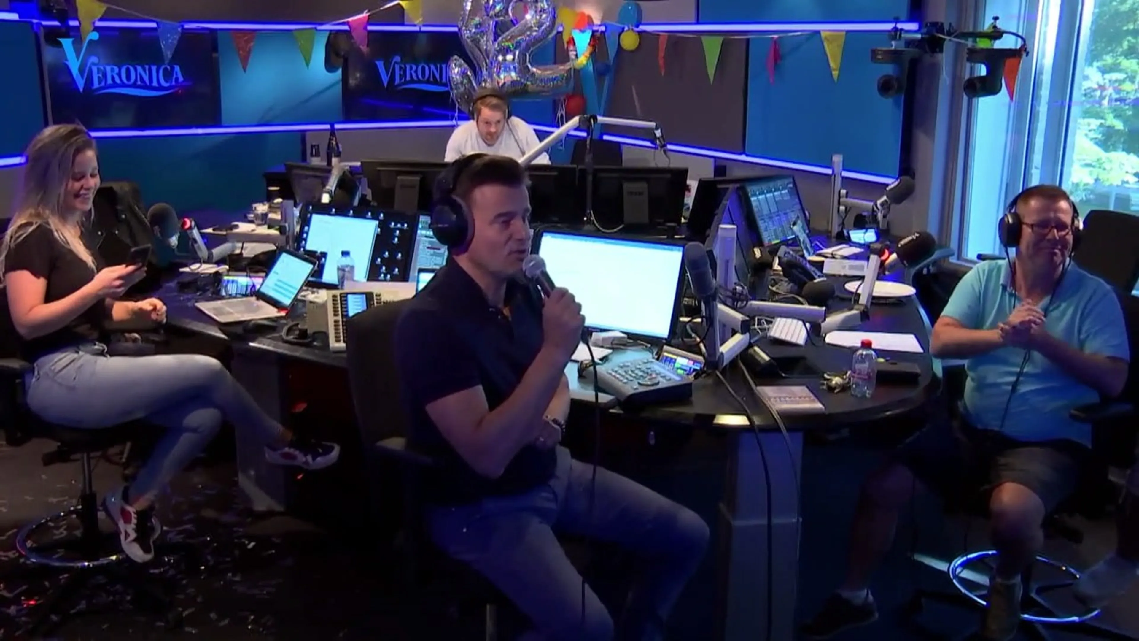 Wilfred doet live karaoke tijdens uitzending!