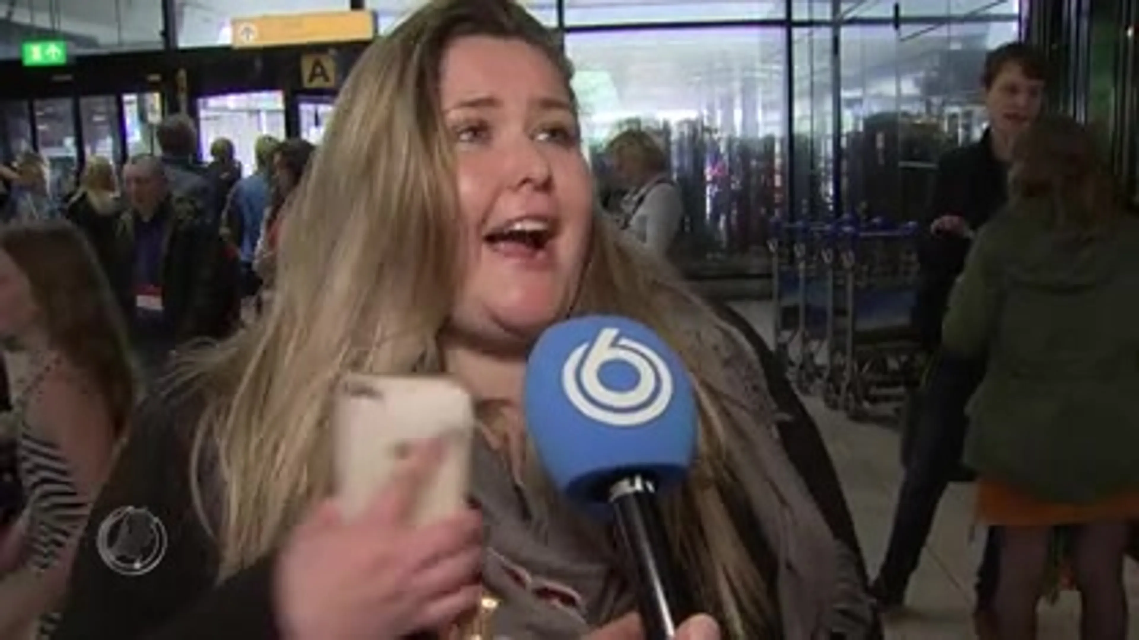 Massaal onthaal voor Duncan Laurence op Schiphol