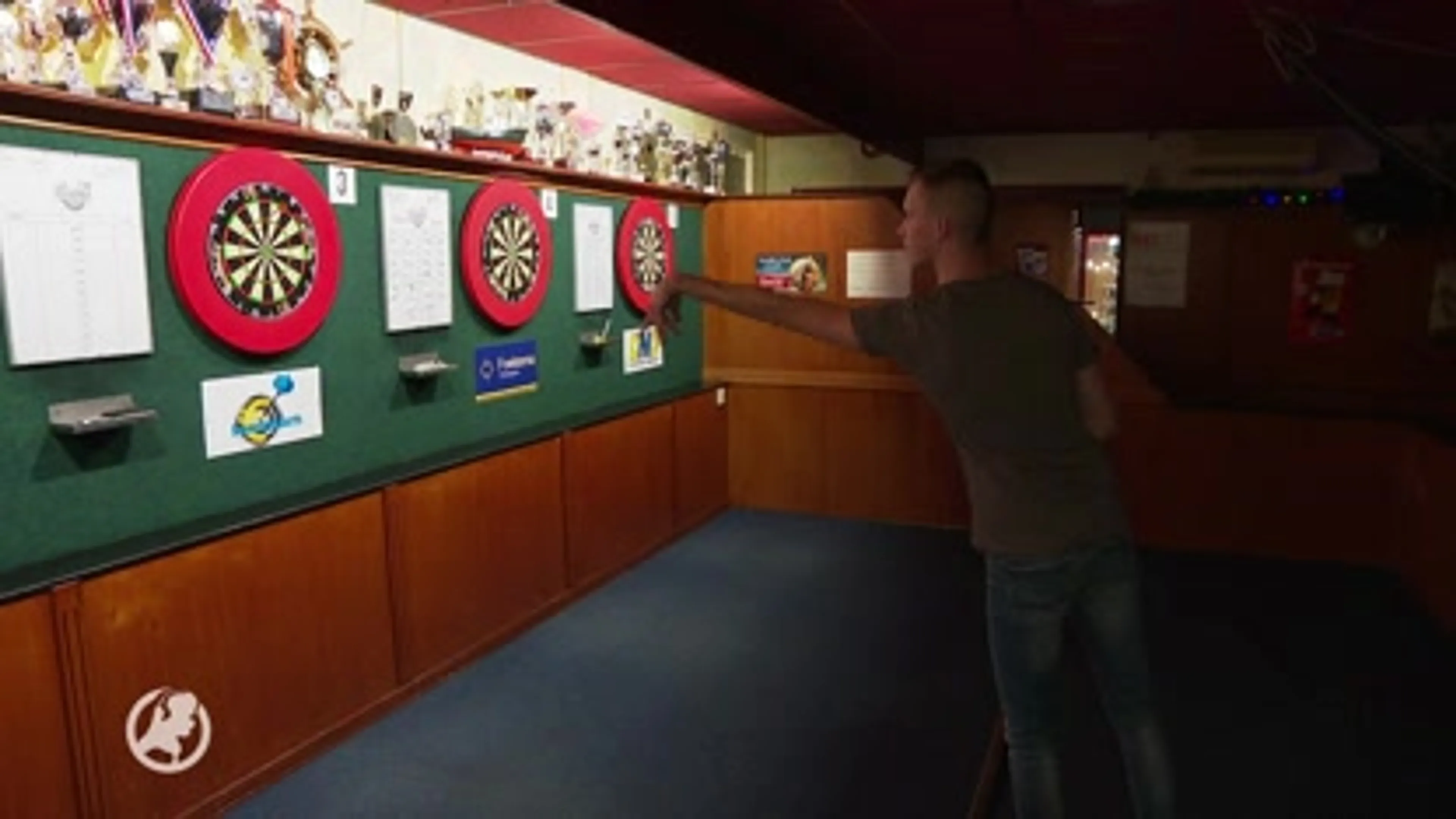 Nerveuze Geert (20) maakt zich op voor WK Darts-debuut