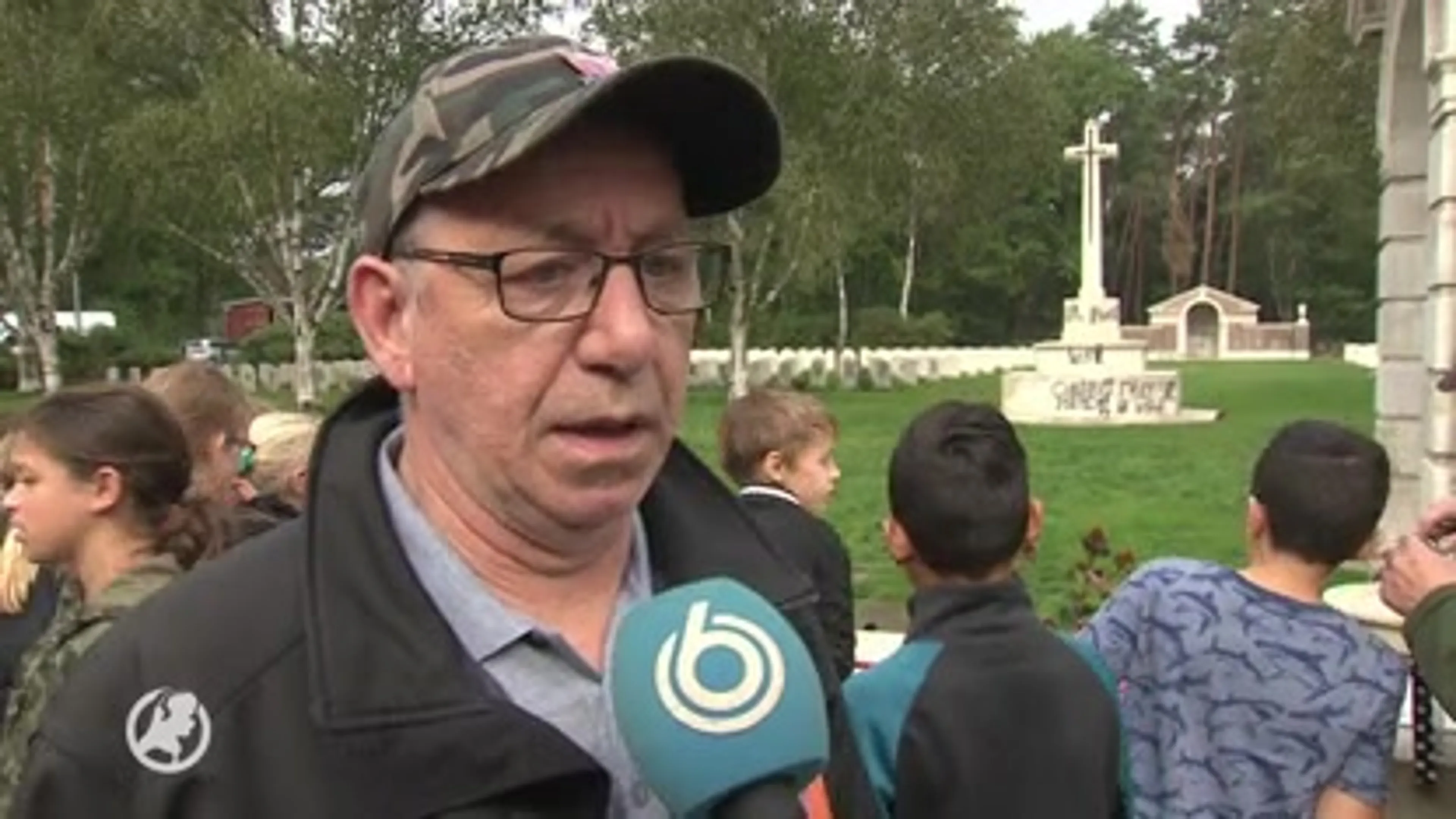 Woede om bekladde graven Mierlo: 'Hier liggen onze bevrijders, hoe kunnen ze?'