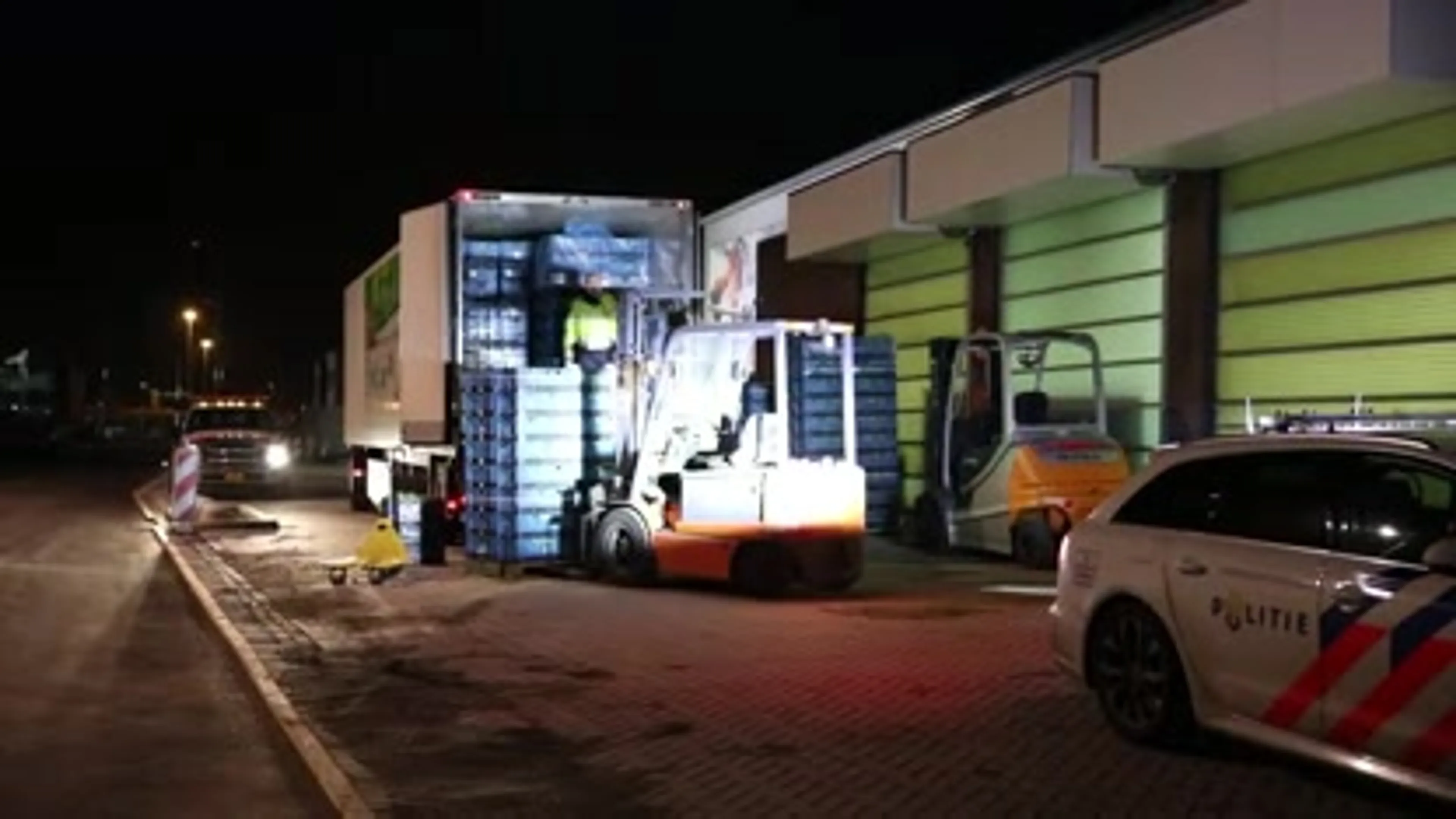 Politie haalt verstekelingen uit koelwagen in Rotterdam