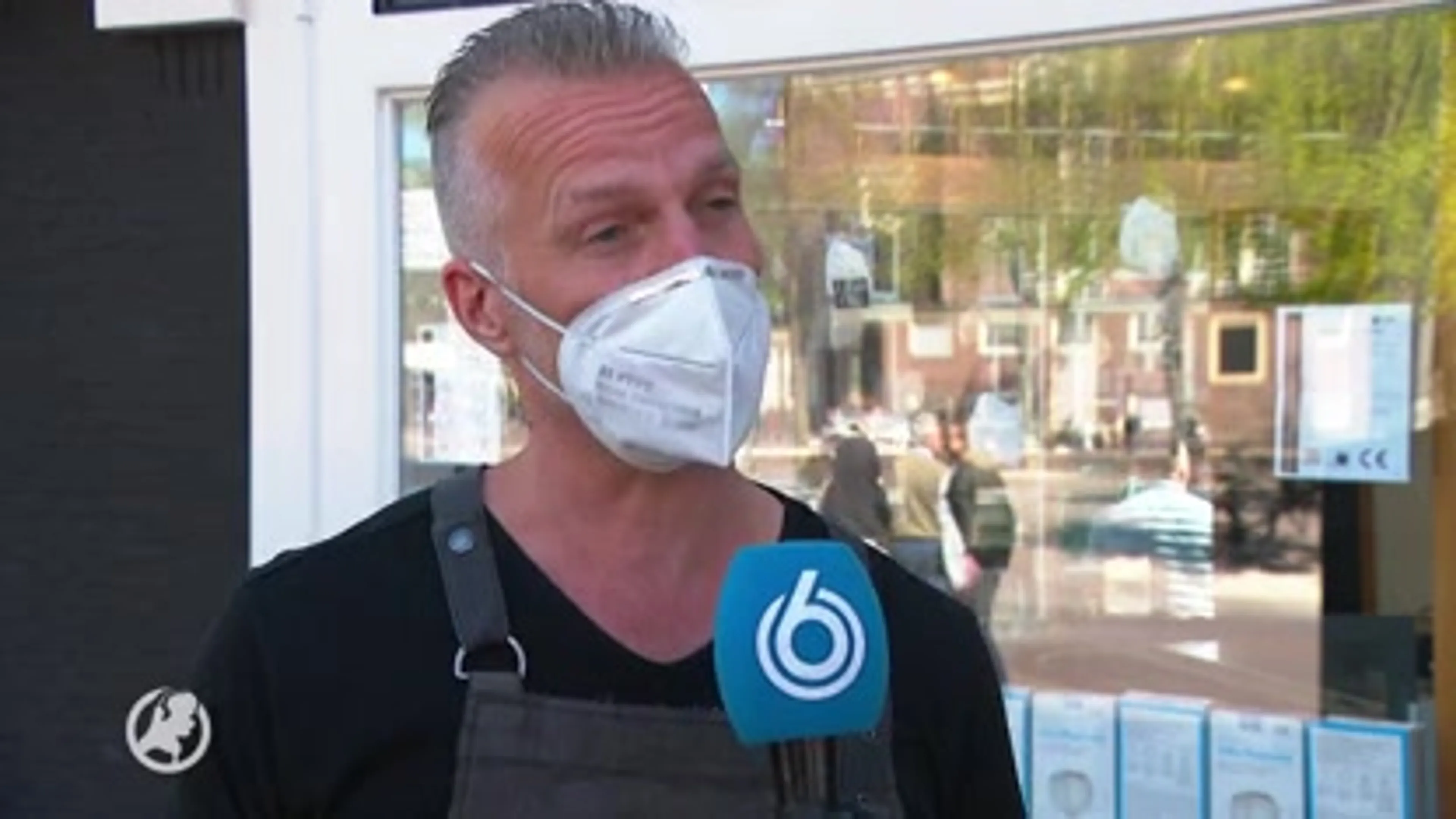 IJscoboer verkoopt nu mondkapjes voor 9 euro per stuk