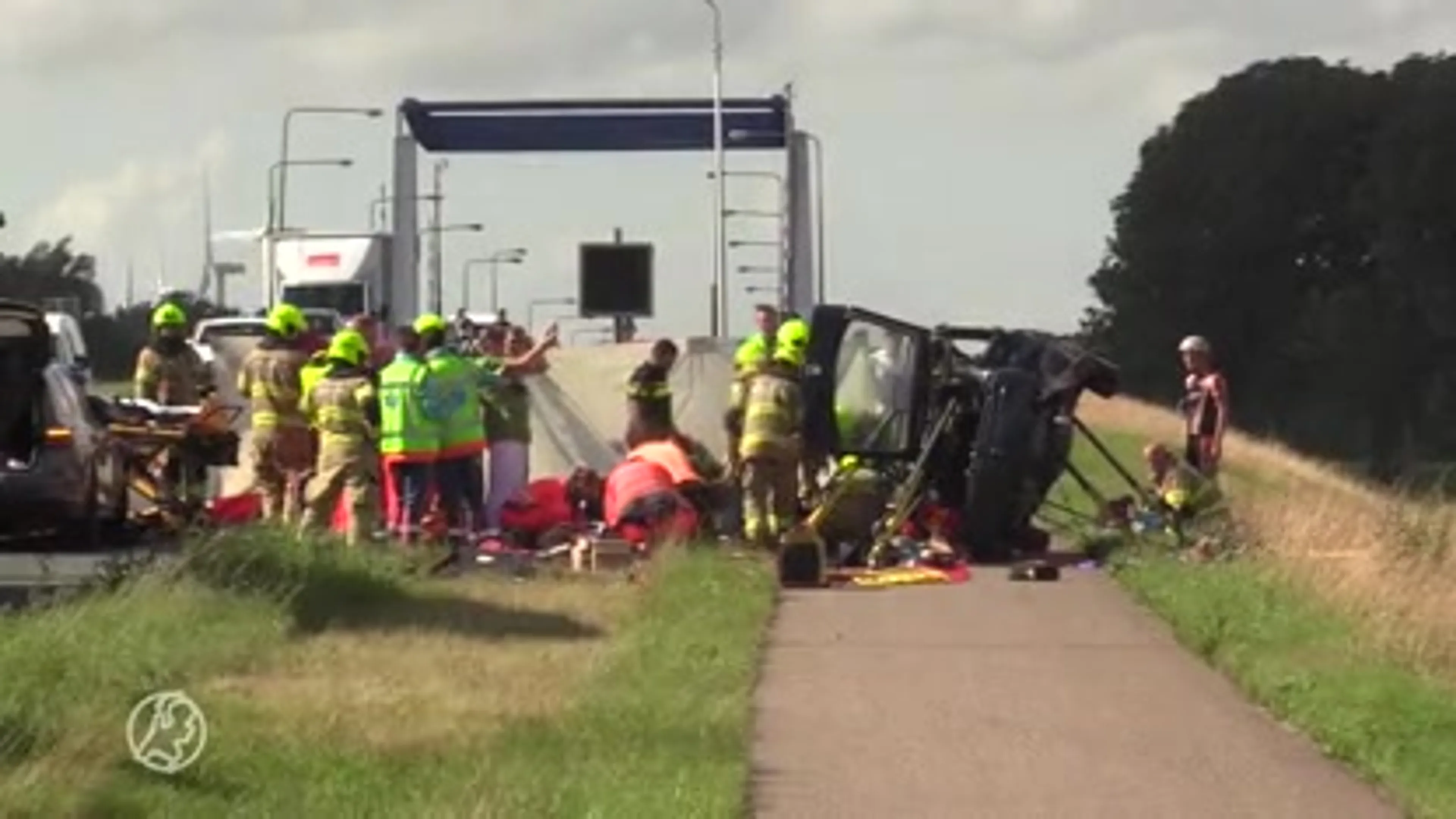 Drie gewonden bij ongeluk tussen auto's en een fietser in Nijkerk