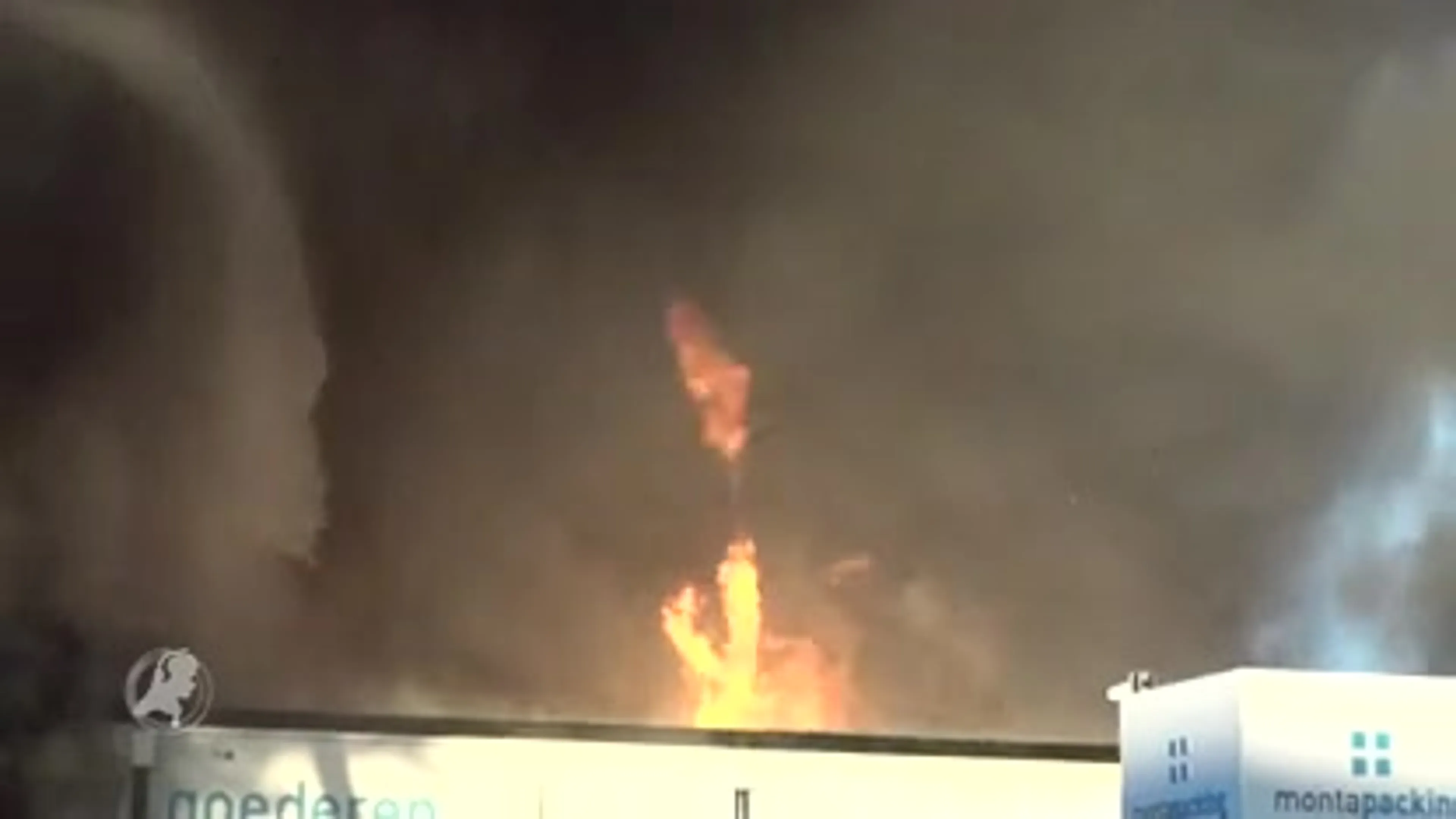 Grote brand in bedrijf Molenaarsgraaf