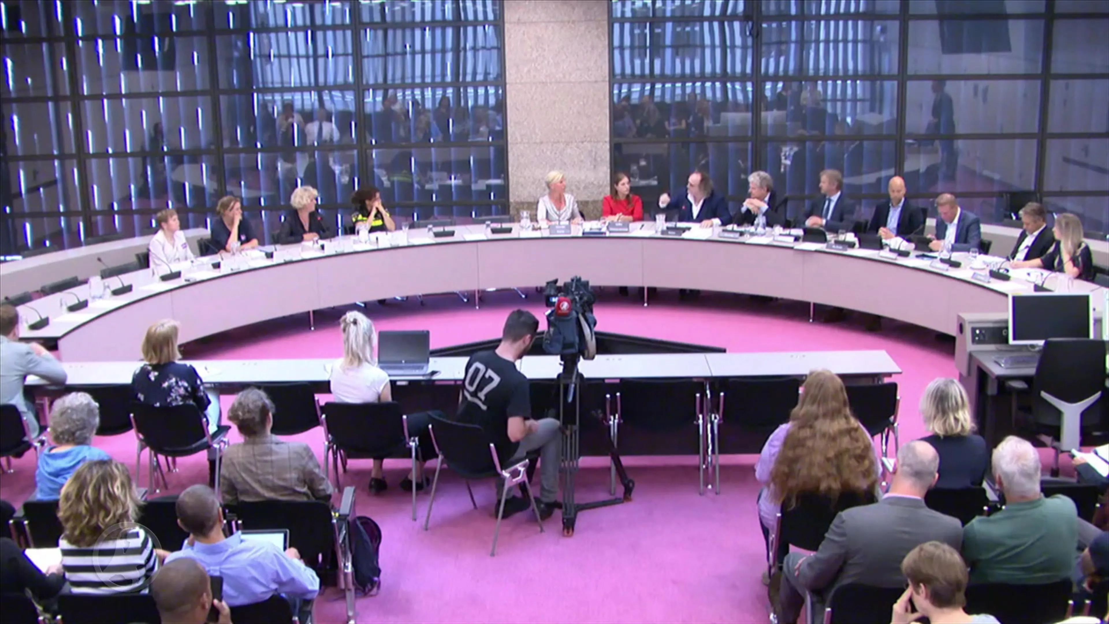 PVV-Kamerlid Dion Graus wordt woedend na opmerking over rassendiscriminatie [compleet]