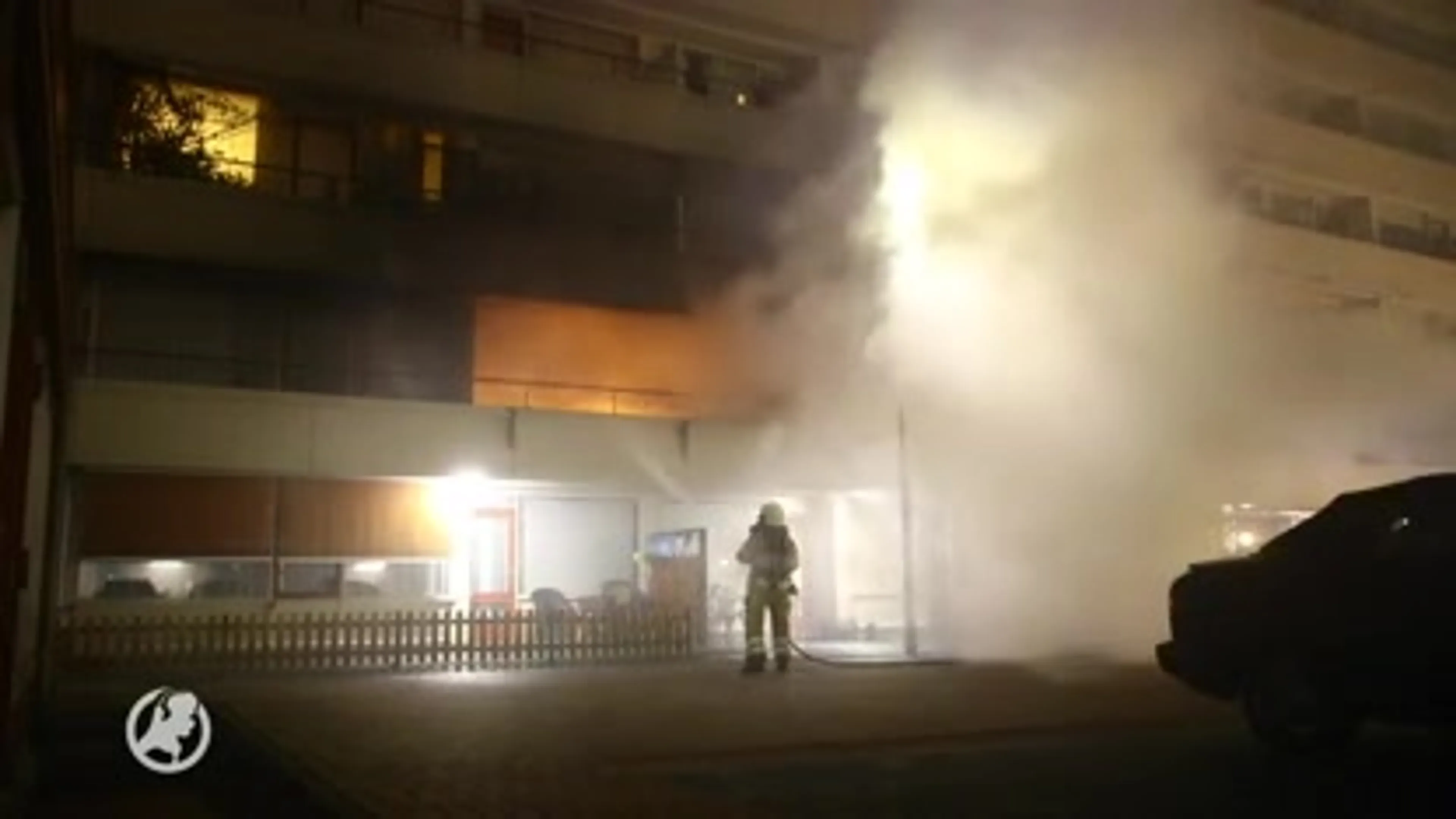 Tientallen bewoners uit zorgflat Zwolle geëvacueerd vanwege grote brand