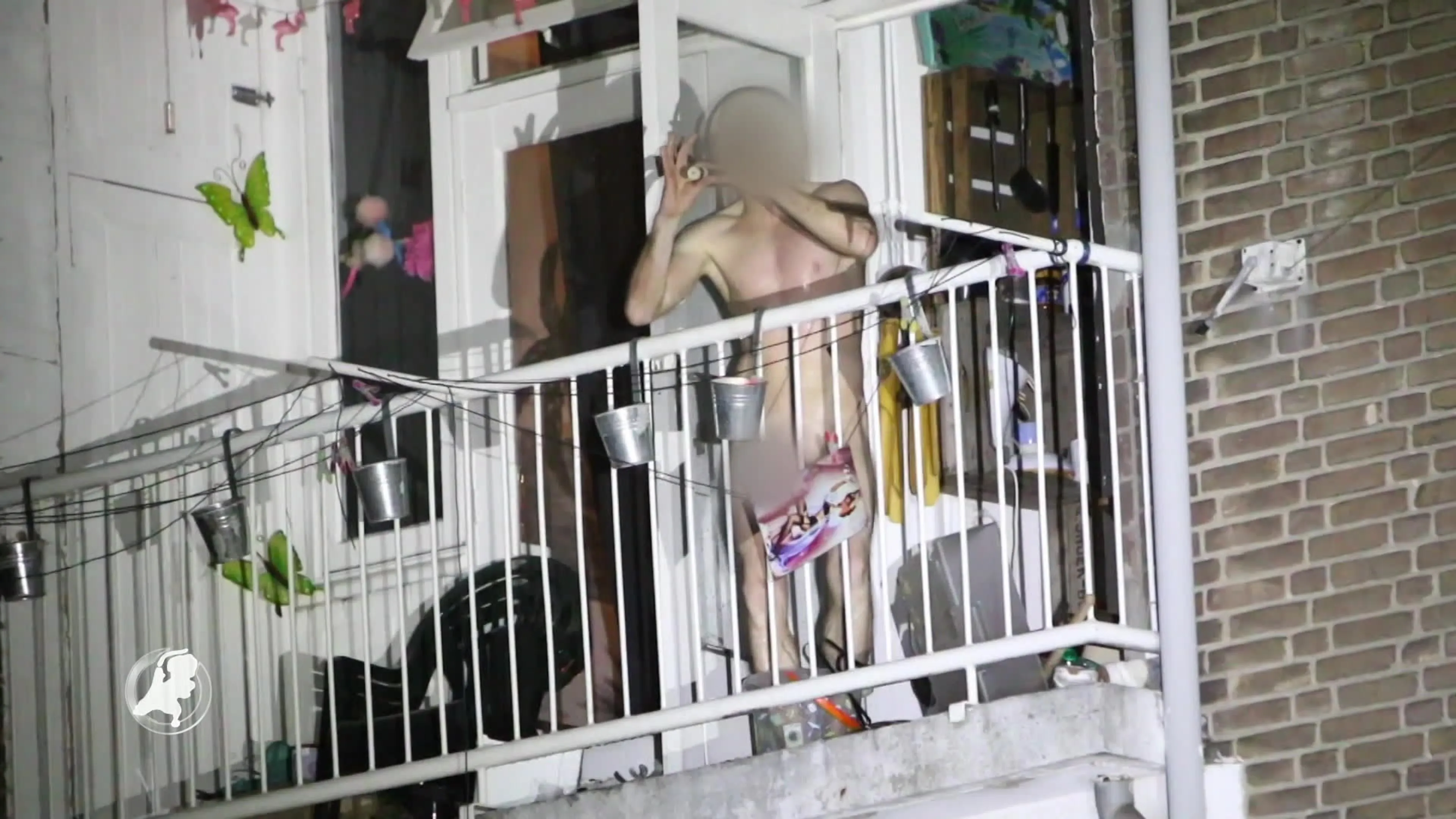 Man in verwarde toestand speelt naakt blokfluit op balkon Den Haag