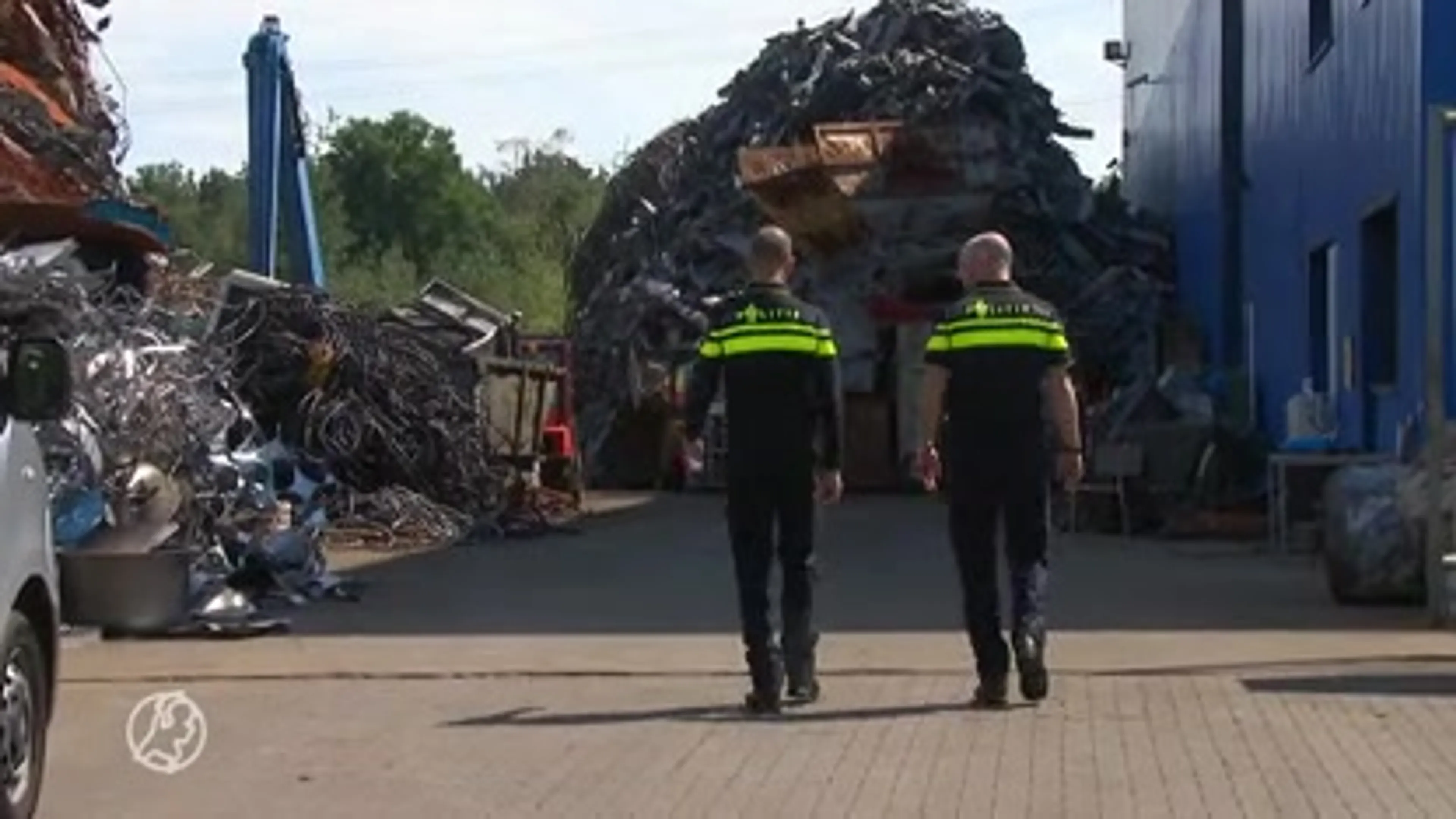 Inval bij Limburgs metaalrecyclingsbedrijf: voor miljoenen aan goud, cash en dure auto's gevonden