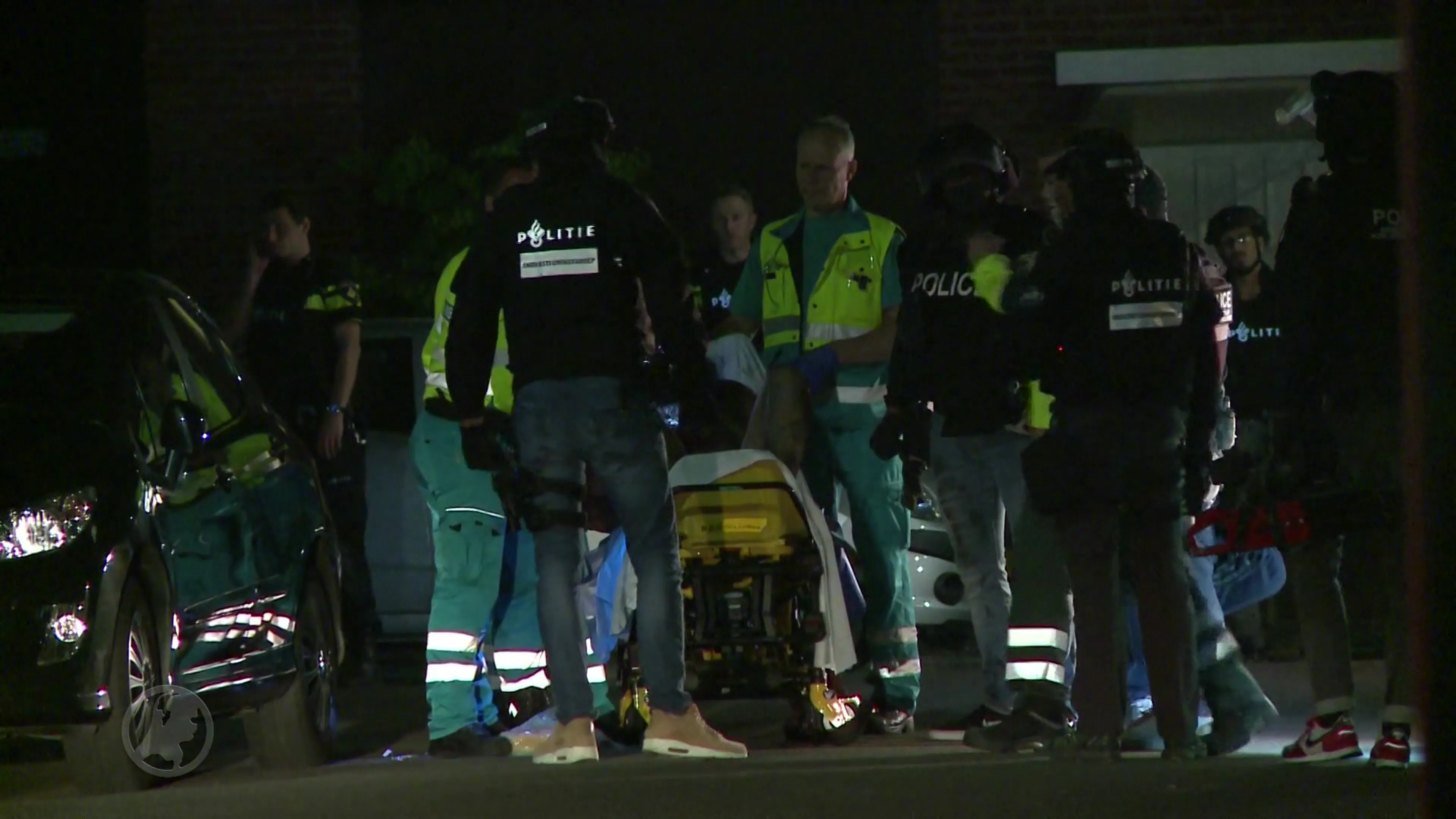 Man in verwarde toestand steekt eigen huis in brand en bekogelt politie