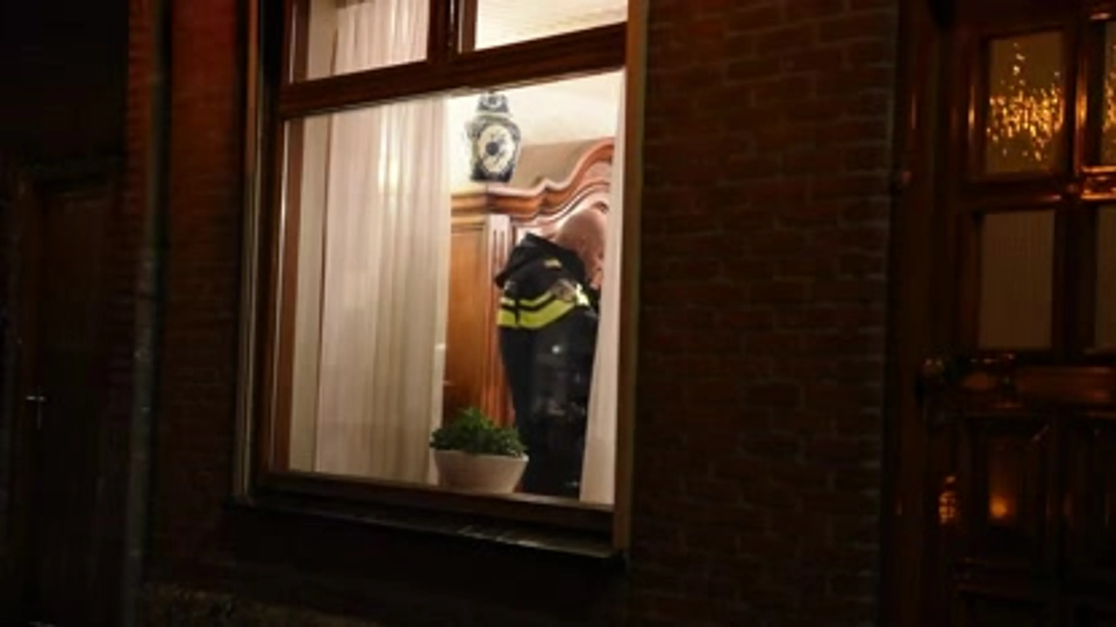 Brandweer plukt jochie met hoogwerker van rolluikkast op eerste verdieping