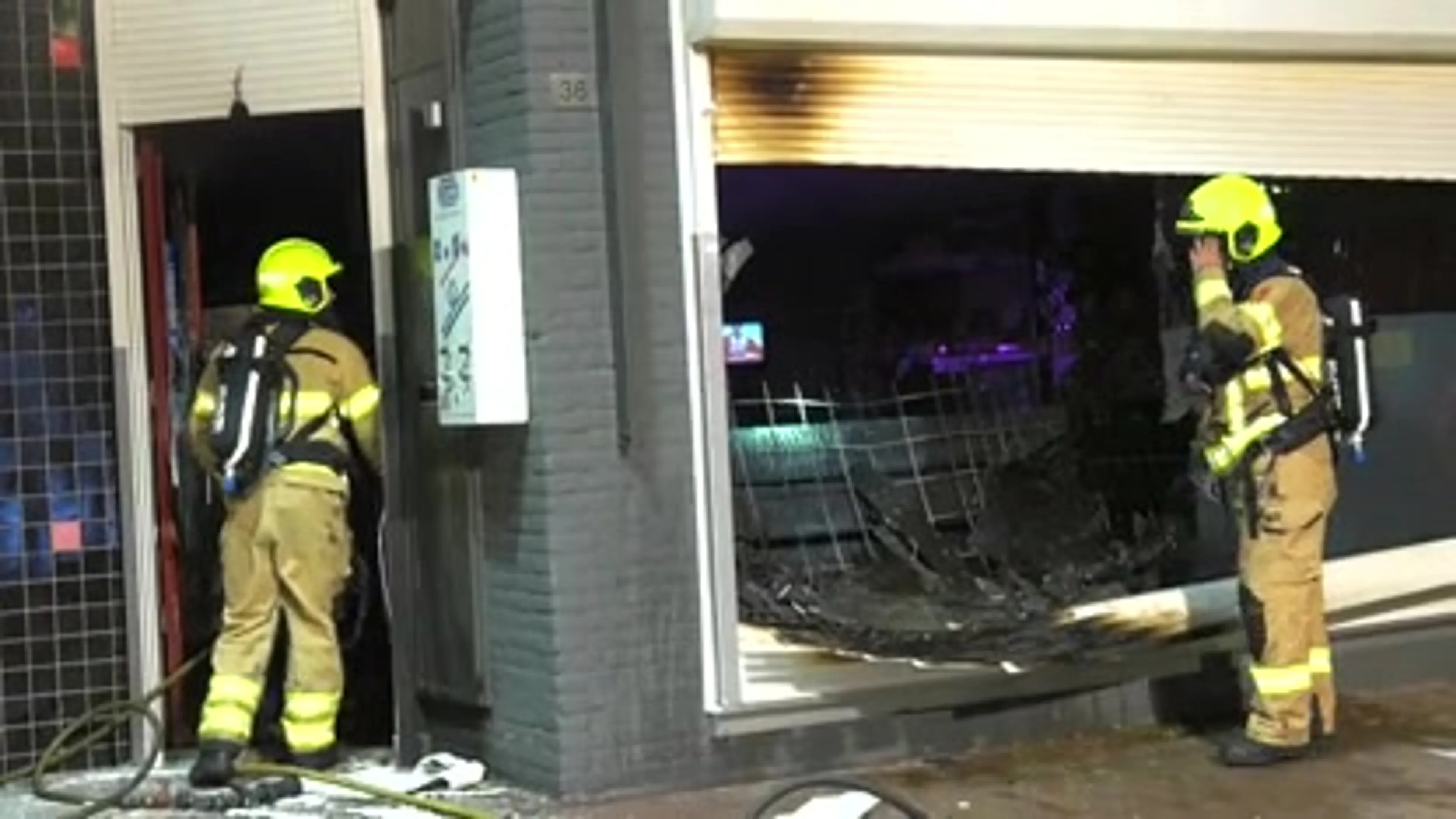 Veel rookontwikkeling en schade bij uitgebrande sigarenzaak in Arnhem