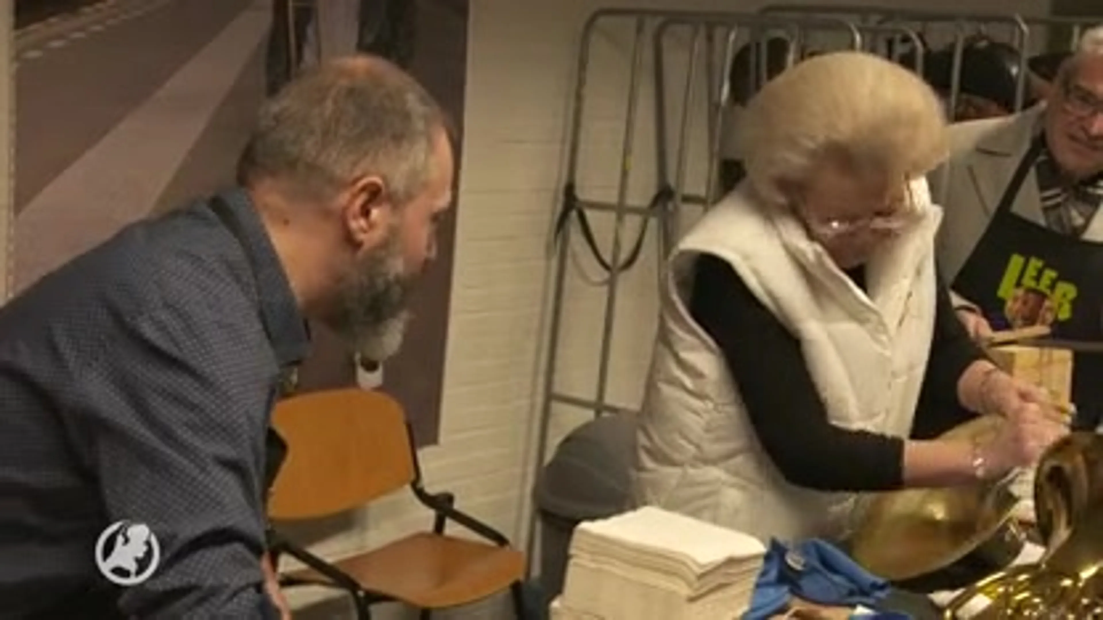 Prinses Beatrix poetst een Franse hoorn