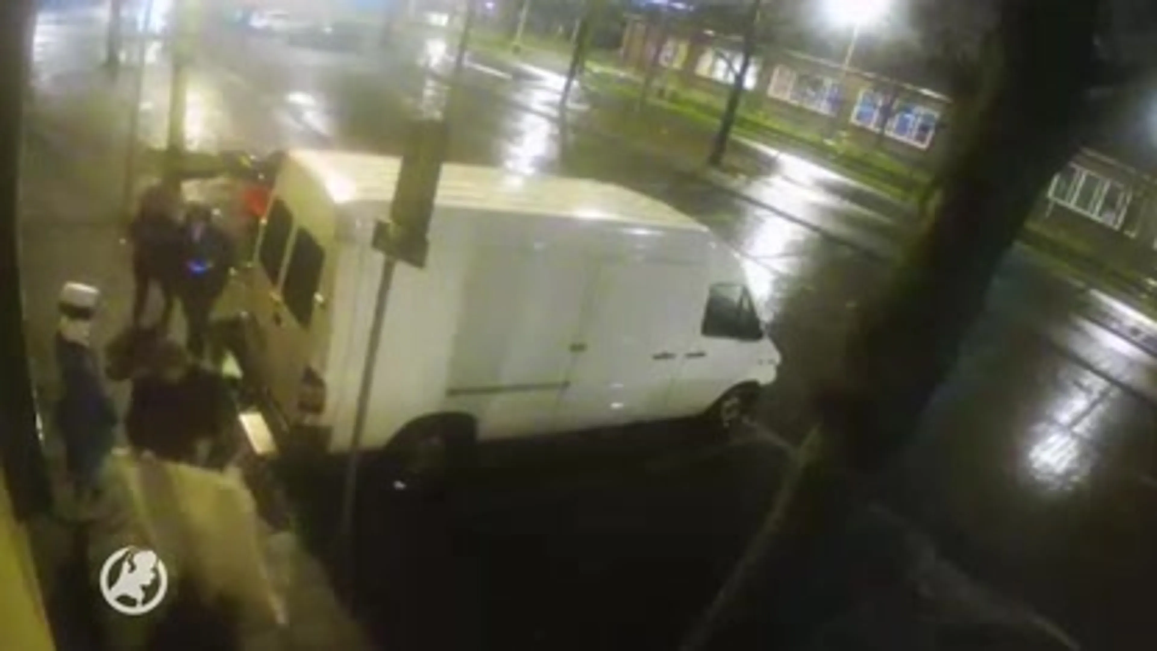 VIDEO: kwetsend spandoek en poppen geplaatst bij Haagse moskee