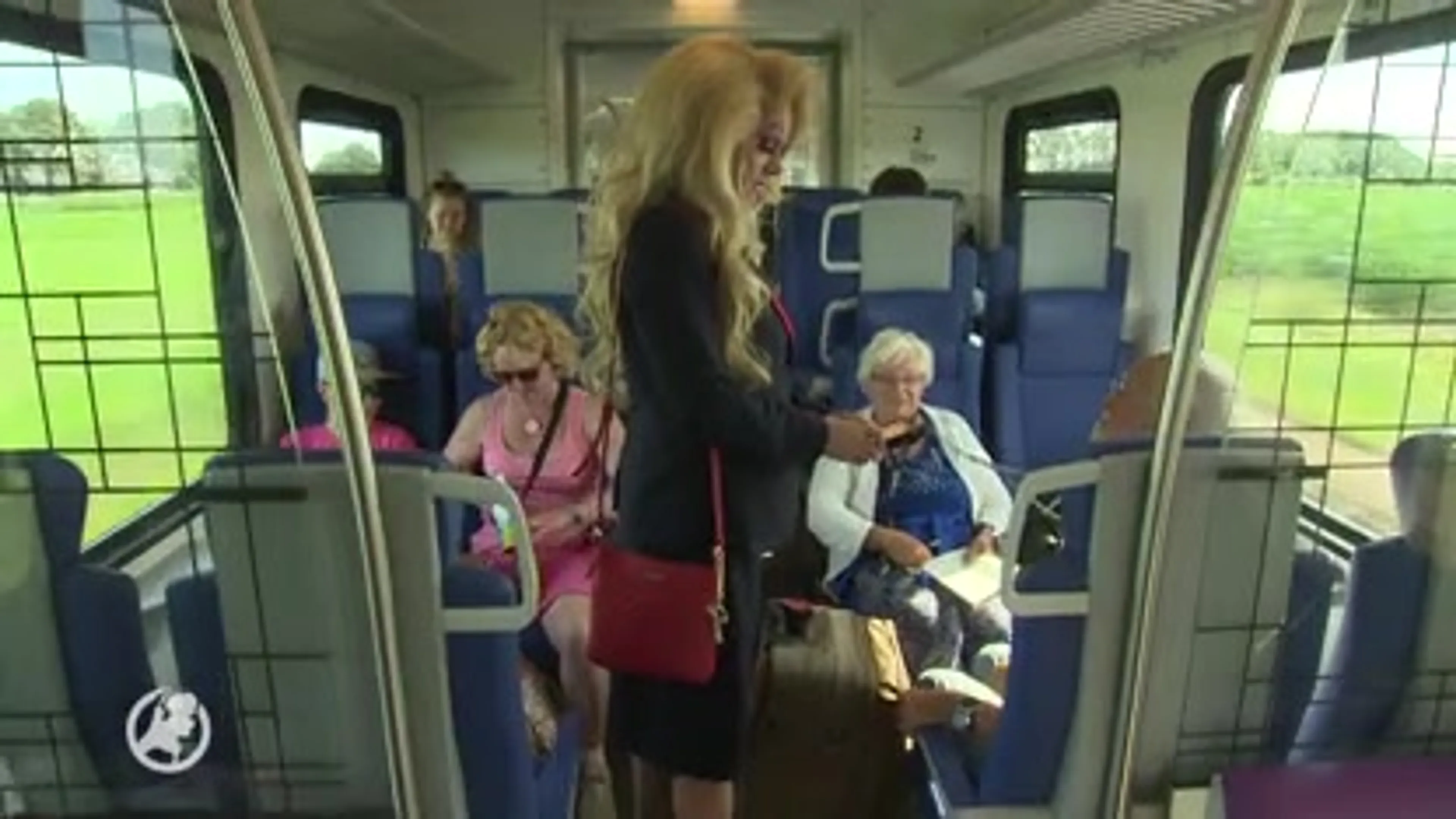 Conducteur en dragqueen Michel controleert kaartjes in de trein naar Roze Maandag