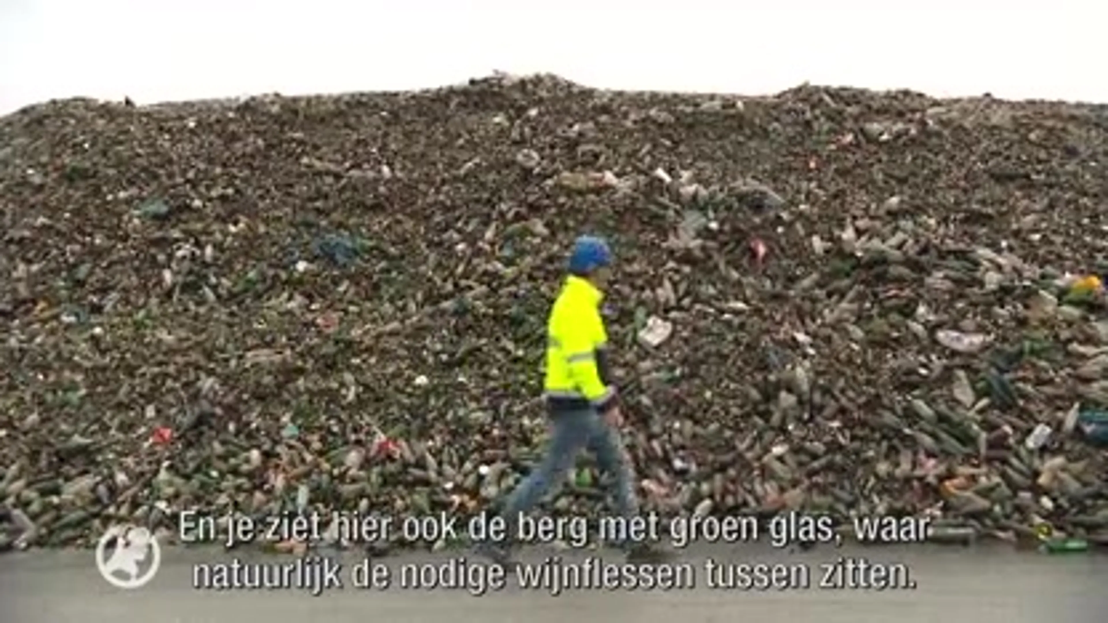 Nederlandse traditie: topdrukte bij glasbak door borrels bij feestdagen