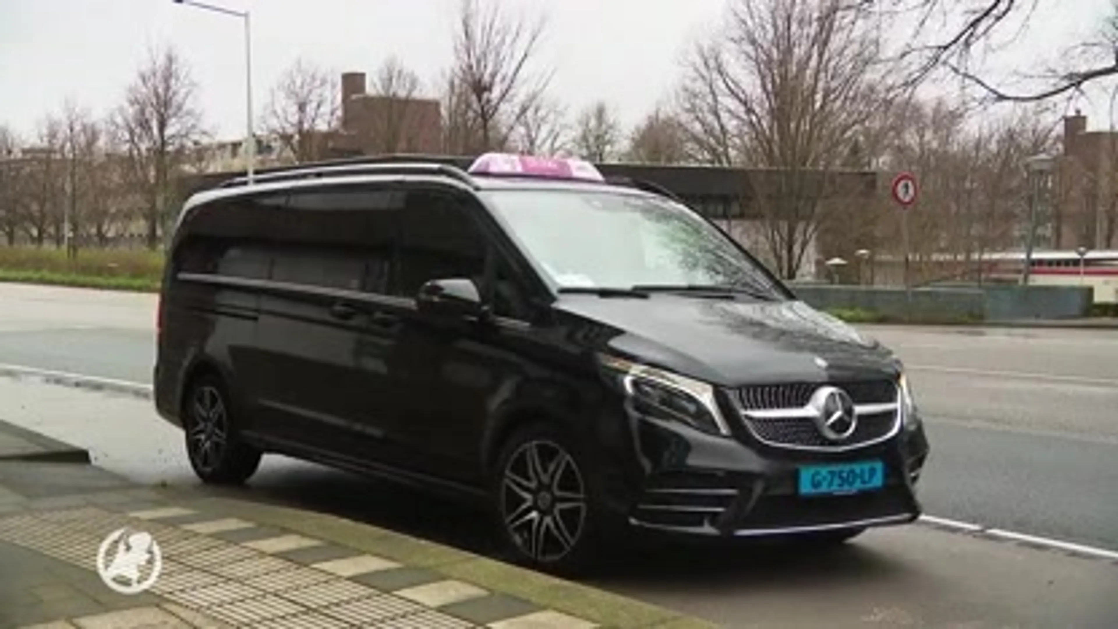 Roze taxi's rijden rond in Amsterdam: 'Er is vaak gedoe met mannelijke chauffeurs'