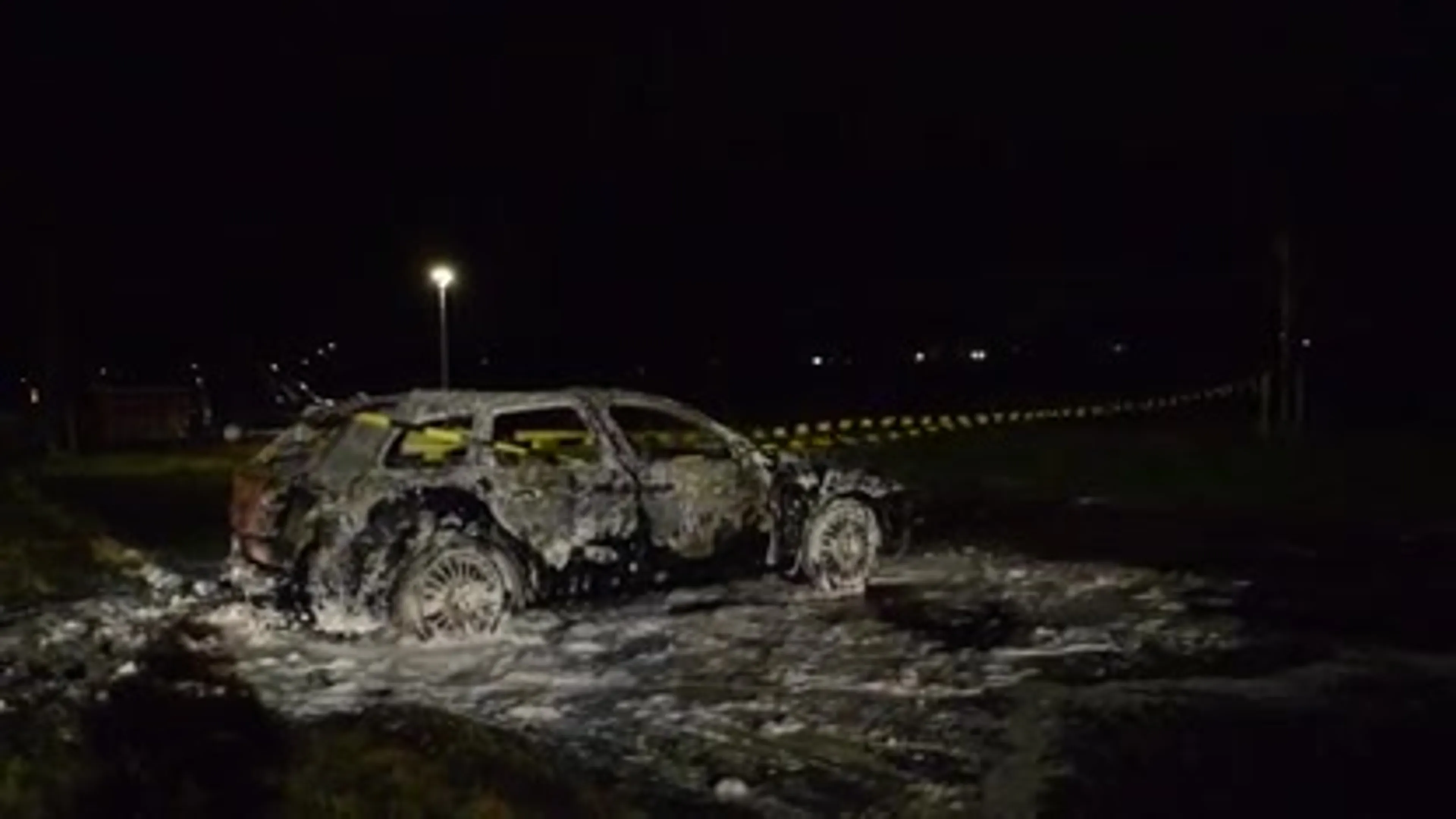 Auto verwoest door brand op carpoolplaats Buitenpost