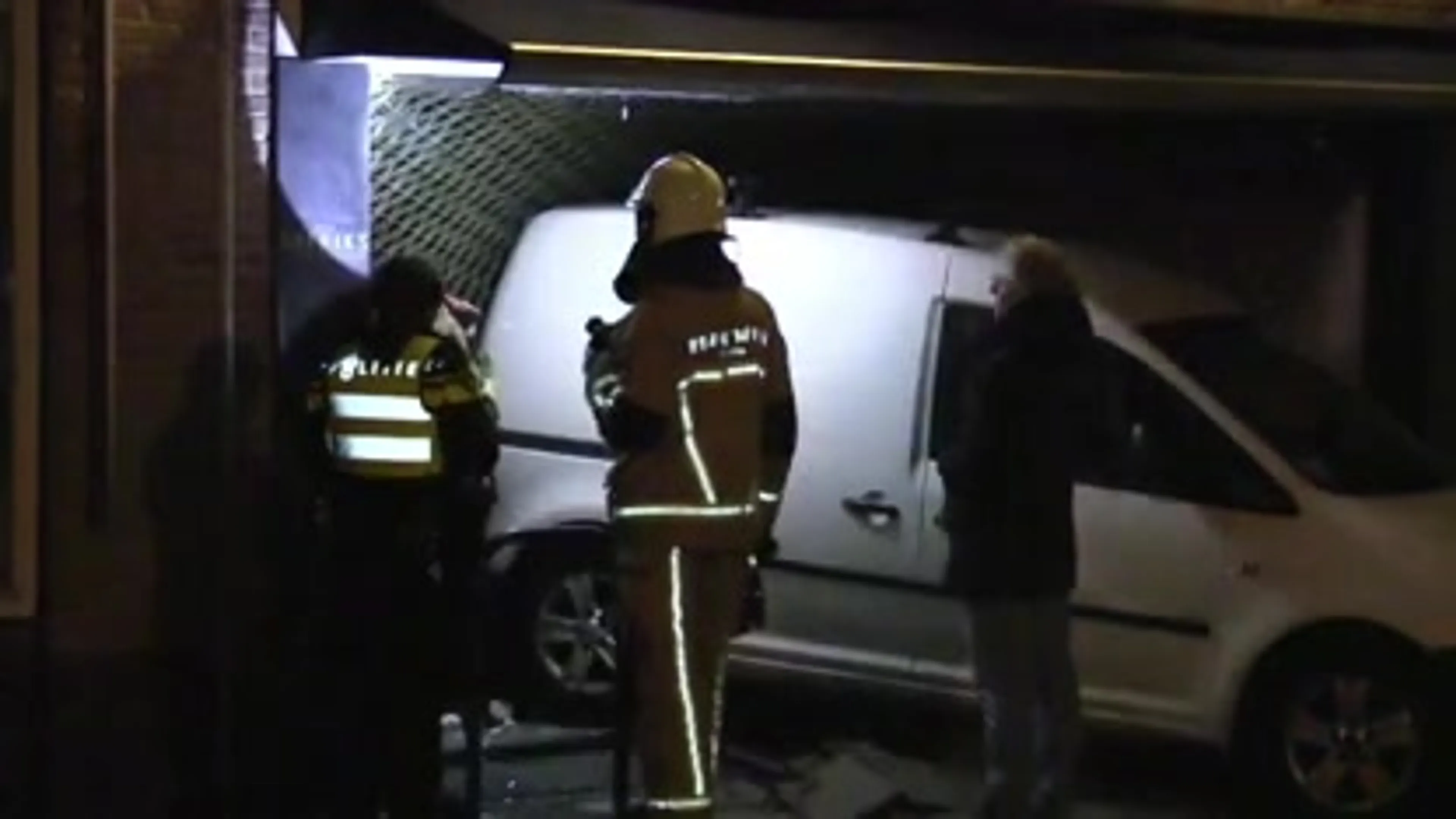 Ramkrakers parkeren bestelbus in juwelier in Losser
