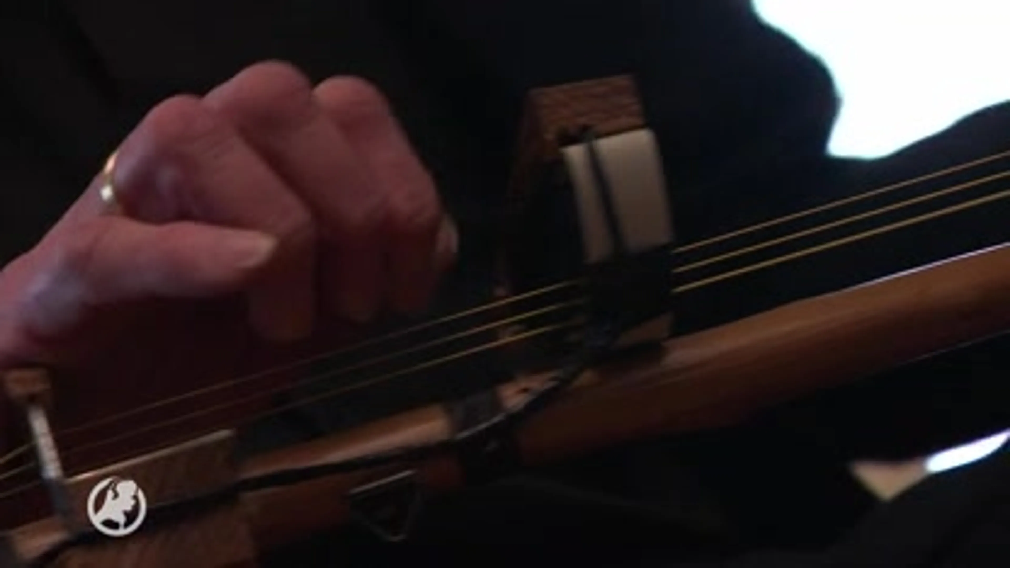 Van wieldop tot gitaar: Hans bouwt gitaren van oude spullen
