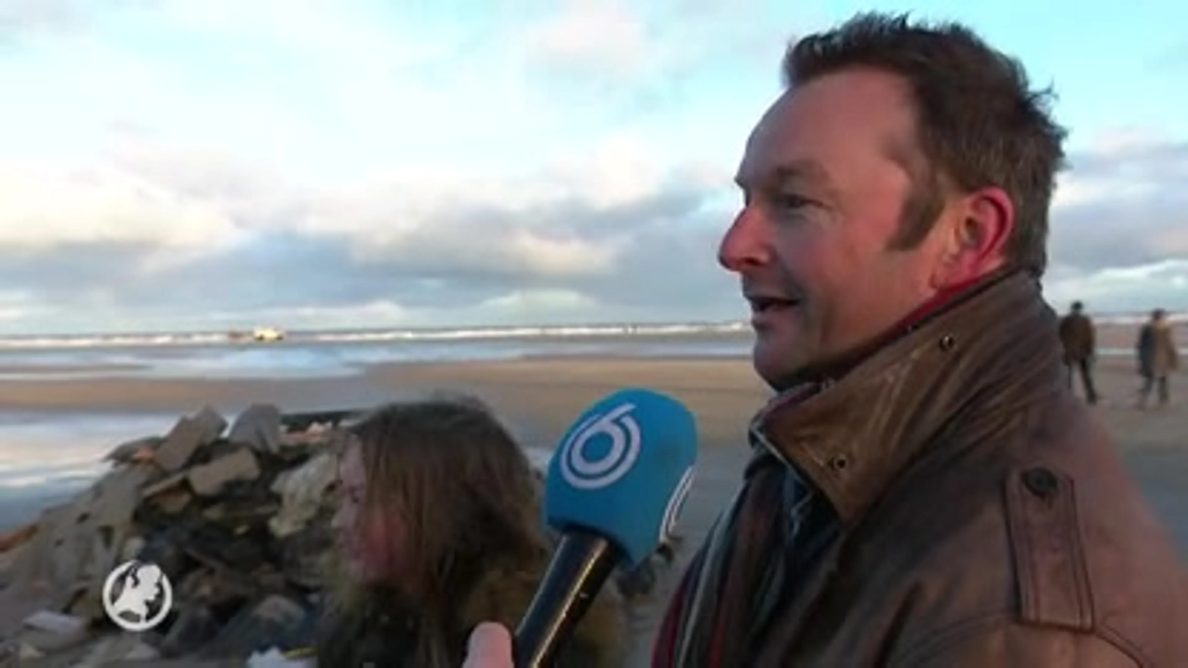 Toeristen helpen met opruimen aangespoeld plastic op Terschelling
