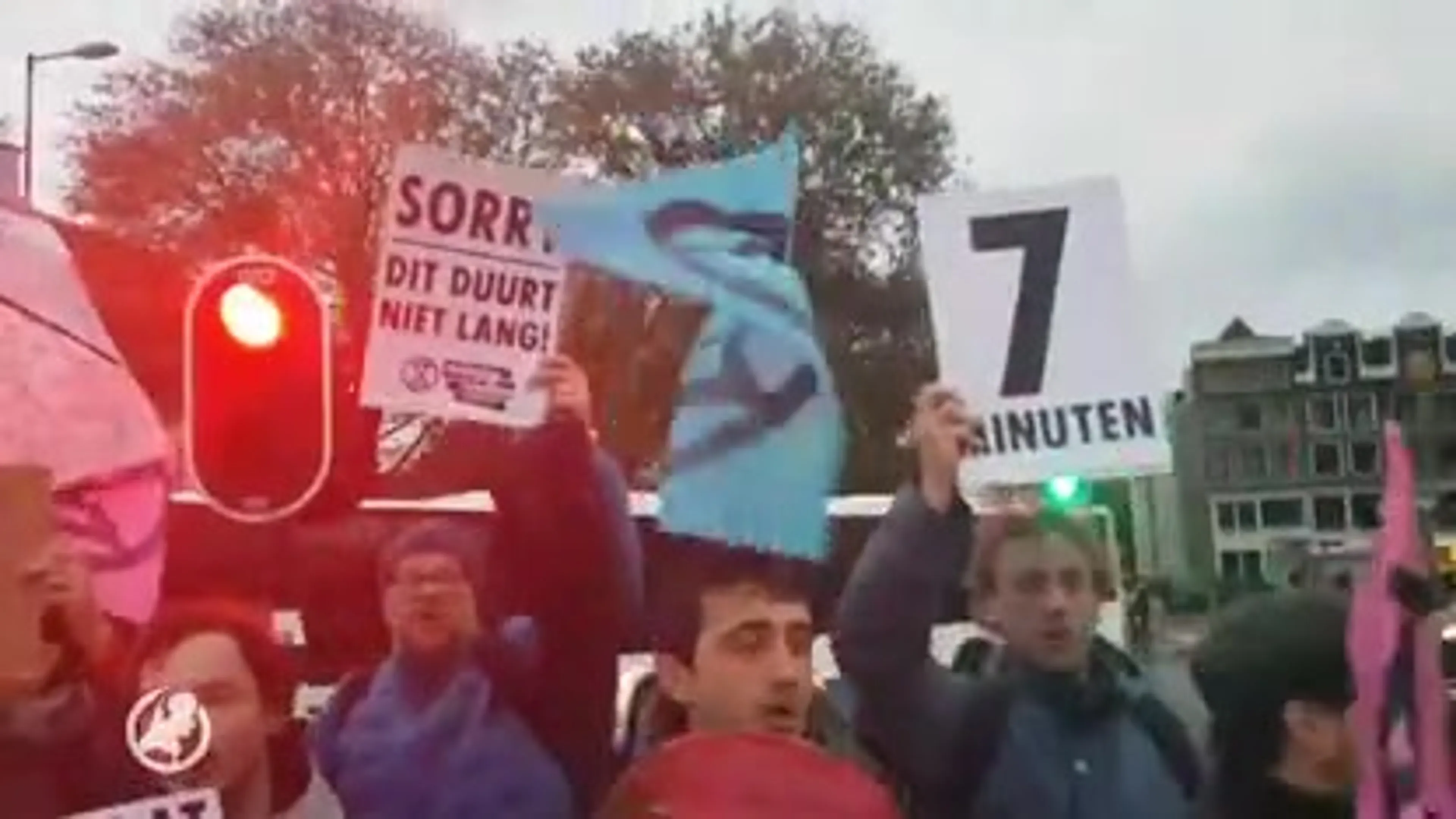 Klimaatactivisten blokkeren Amsterdamse straten middenin ochtendspits