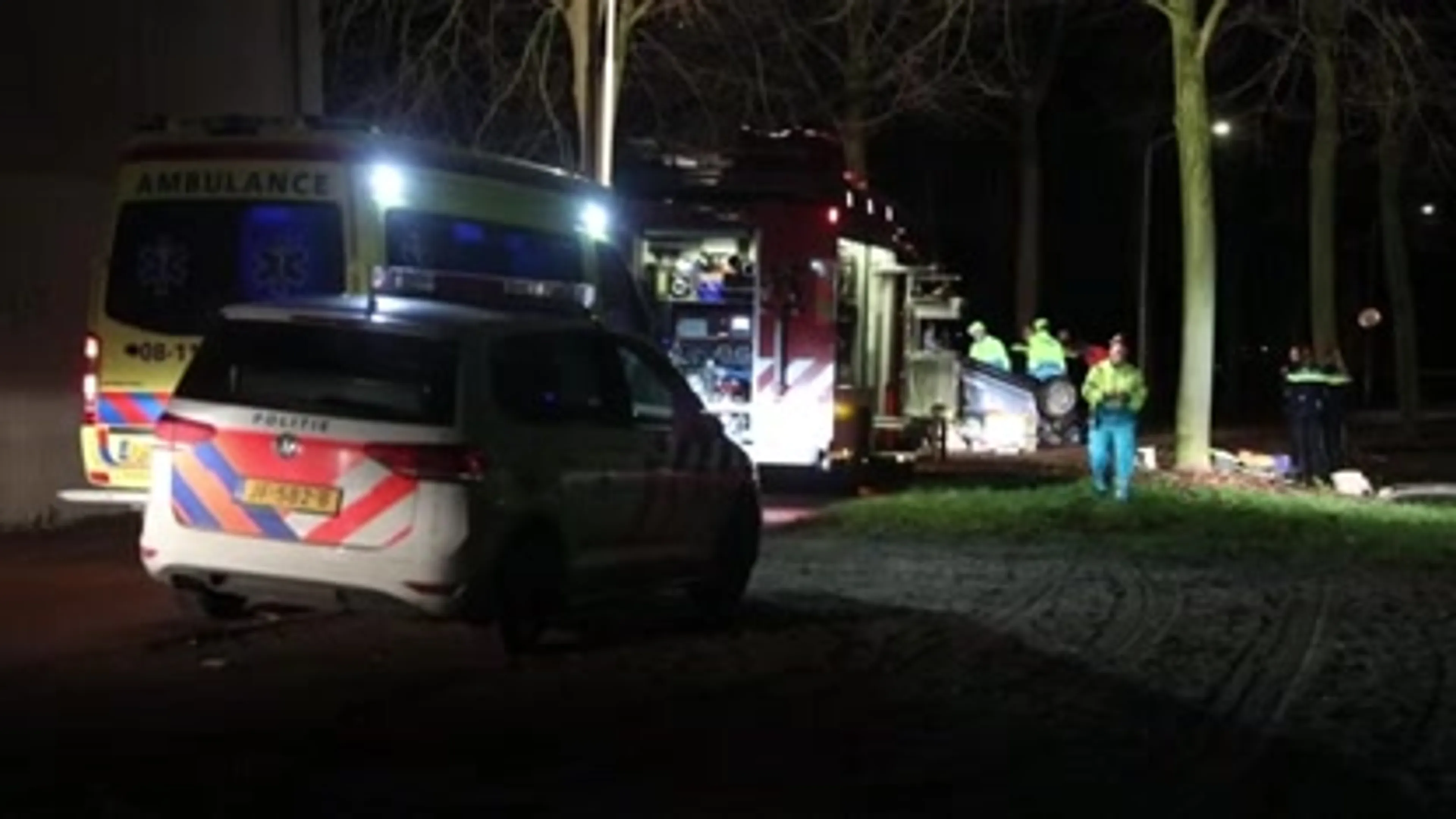 Auto rijdt van viaduct af in Nijmegen, twee inzittenden zwaargewond