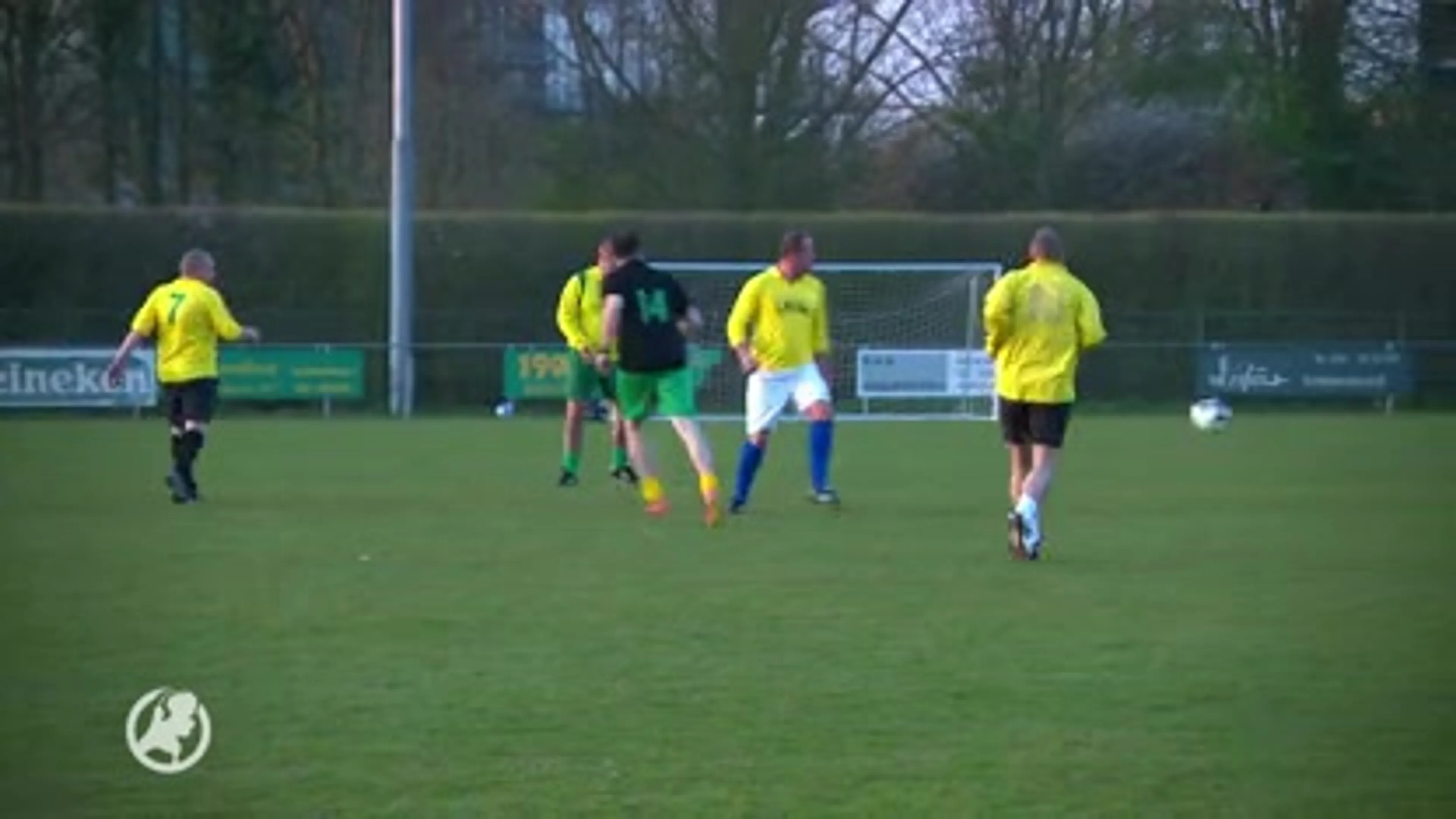 Oud-teamgenoten voetballen potje om vermoorde Reduan te herdenken