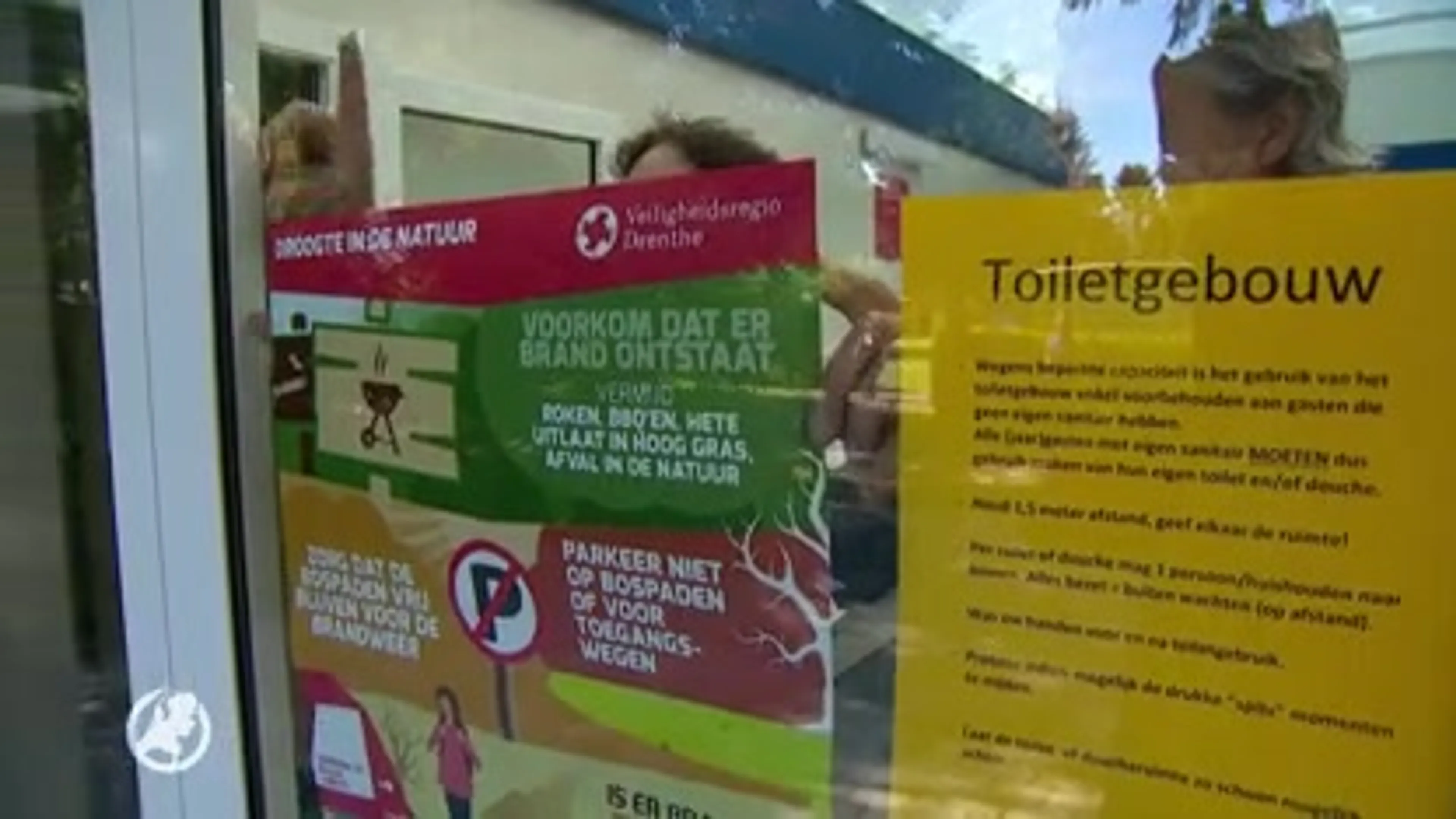 Brandweer waarschuwt deelt posters uit aan toeristen om te waarschuwen voor natuurbranden