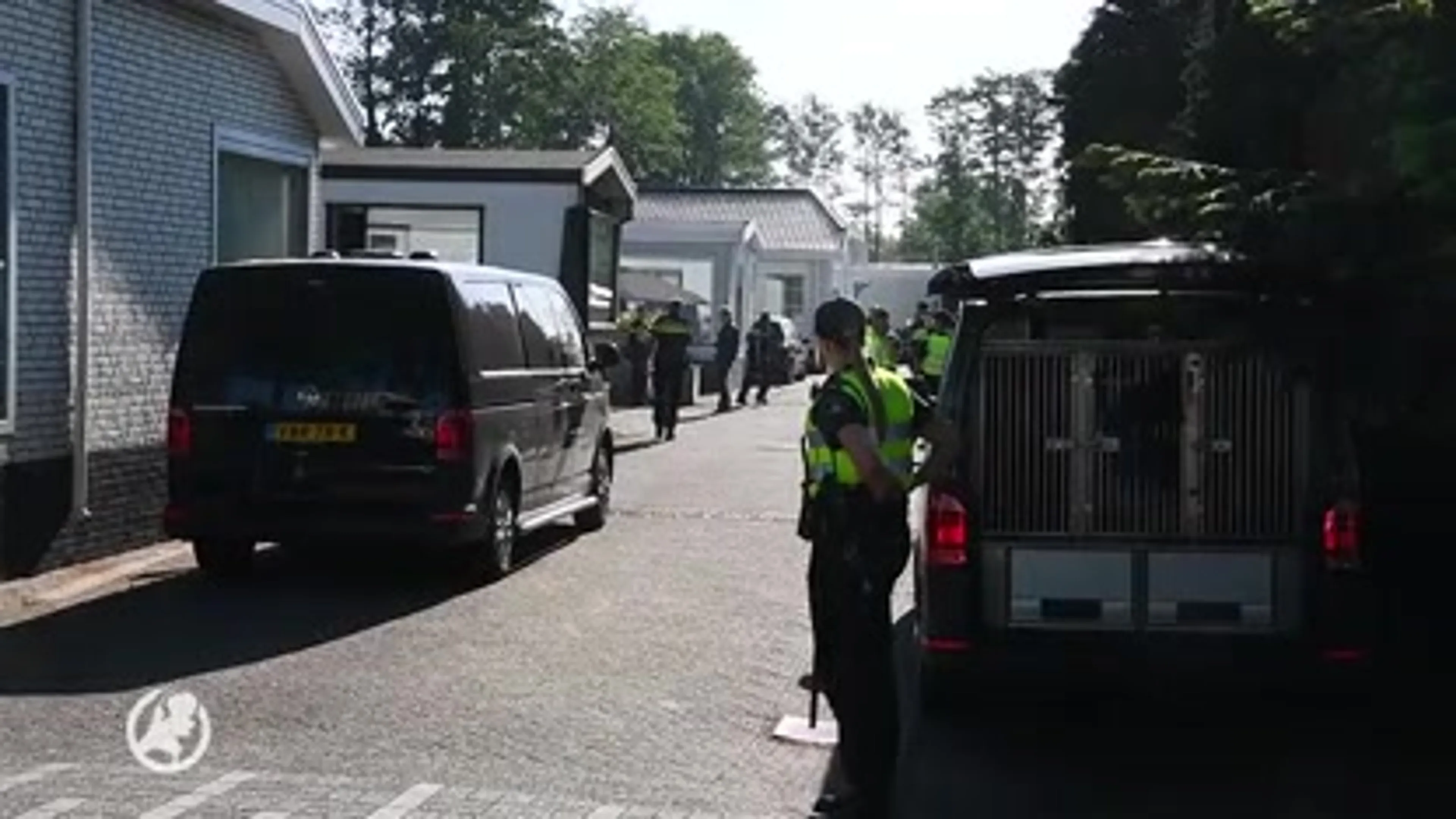 Grote inval op woonwagenkamp Maarheeze, politie zoekt naar wapens