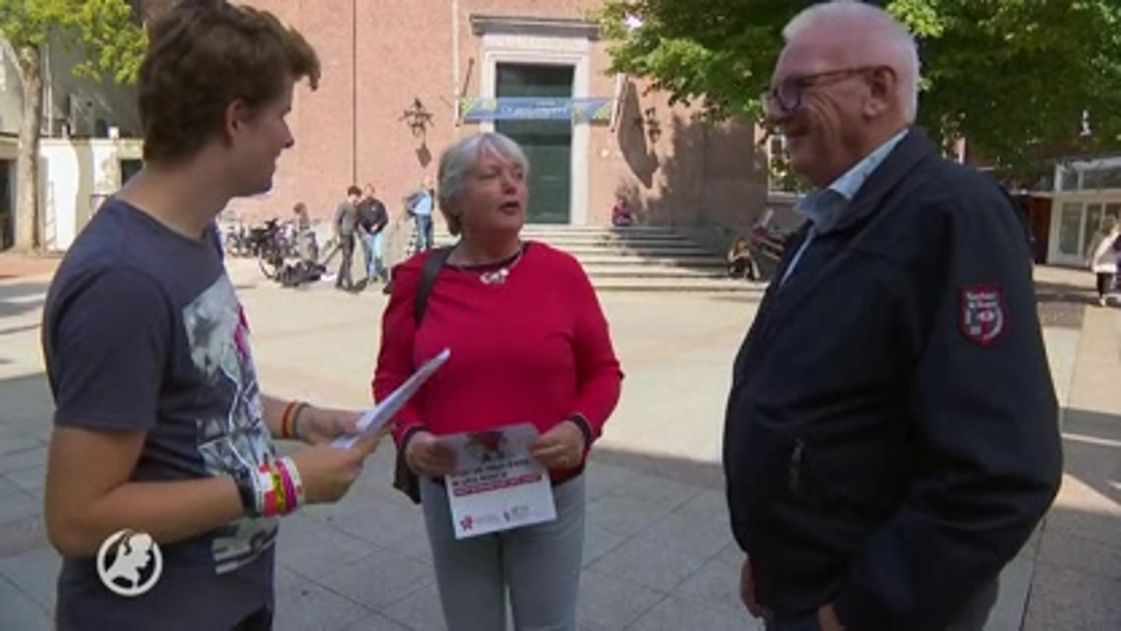 Communistische jongeren demonstreren bij omstreden nazi-expositie