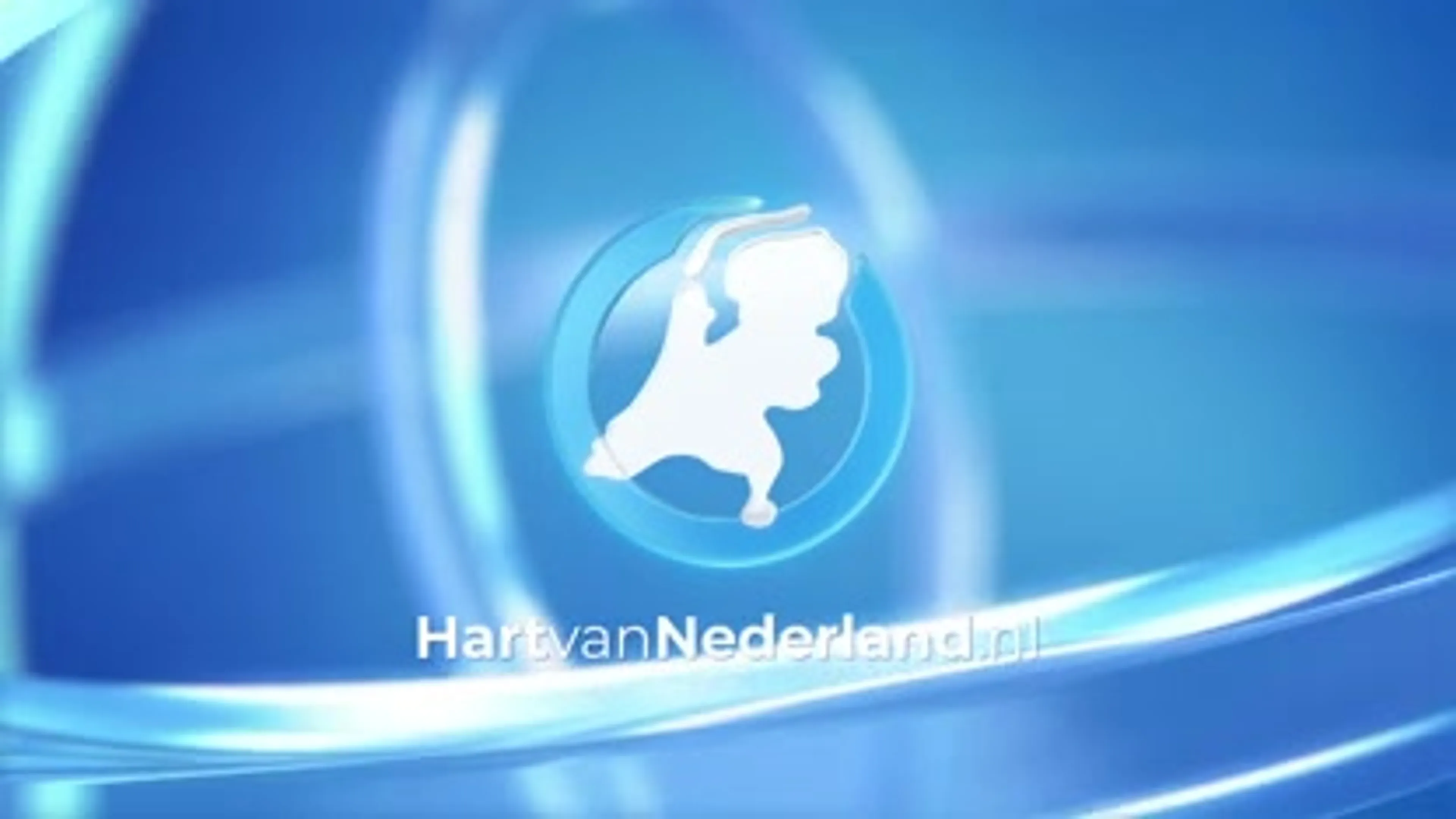 Behulpzame boeren trekken bus van HvNL-cameraman uit de blubber