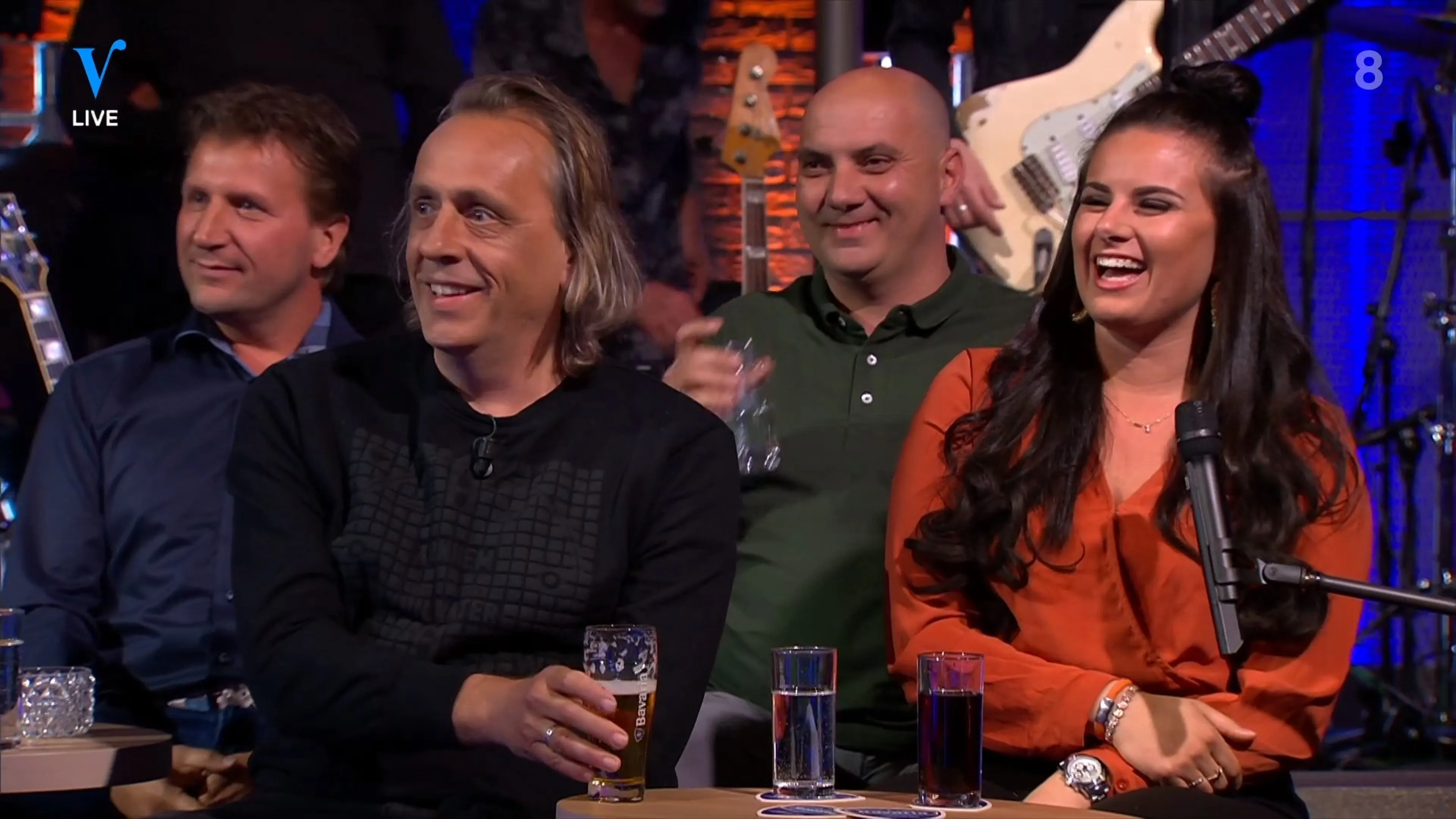 Zit de omgebouwde broer van Guus Meeuwis in de studio?