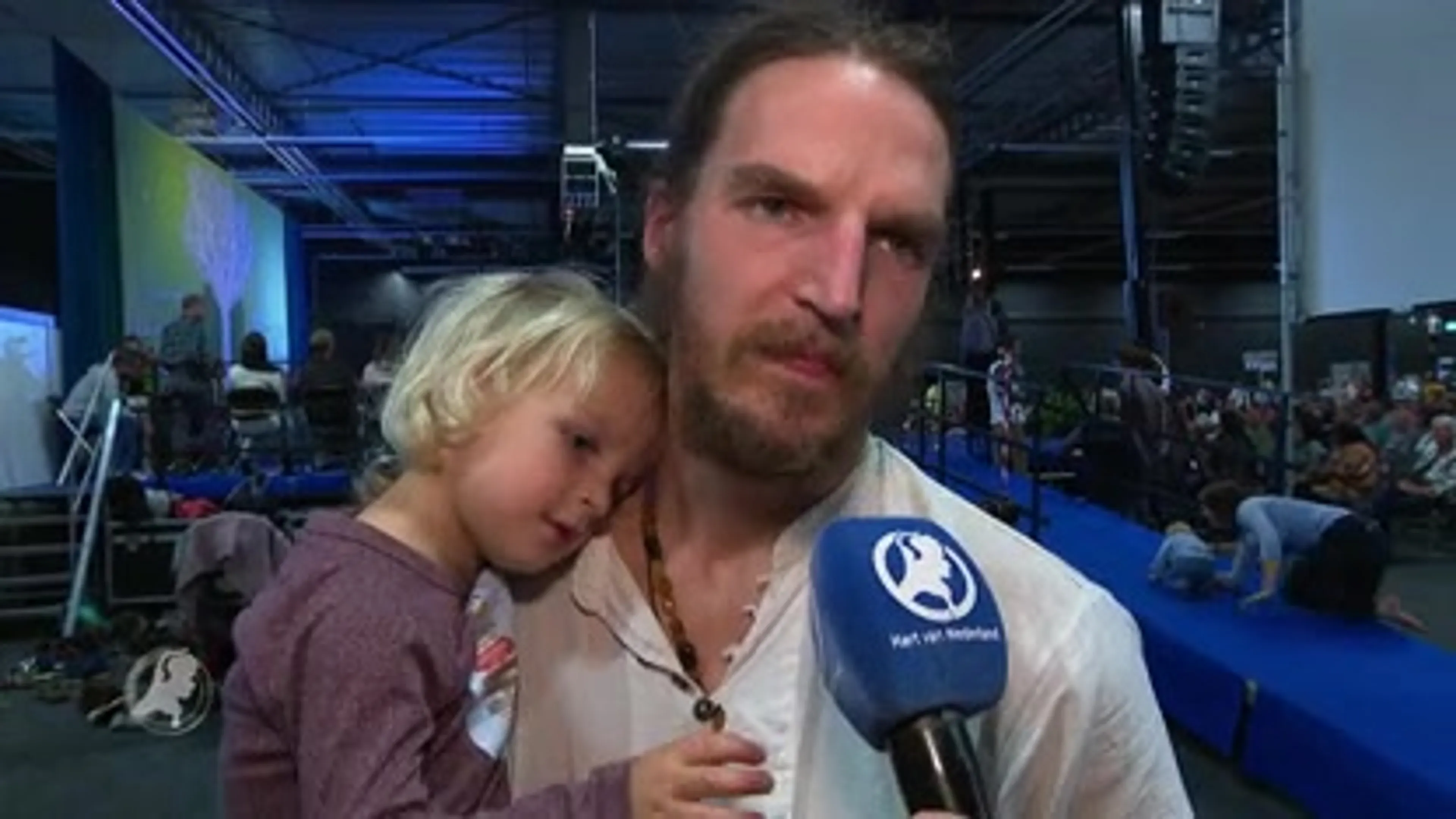 Uren in de rij in Houten voor een omhelzing