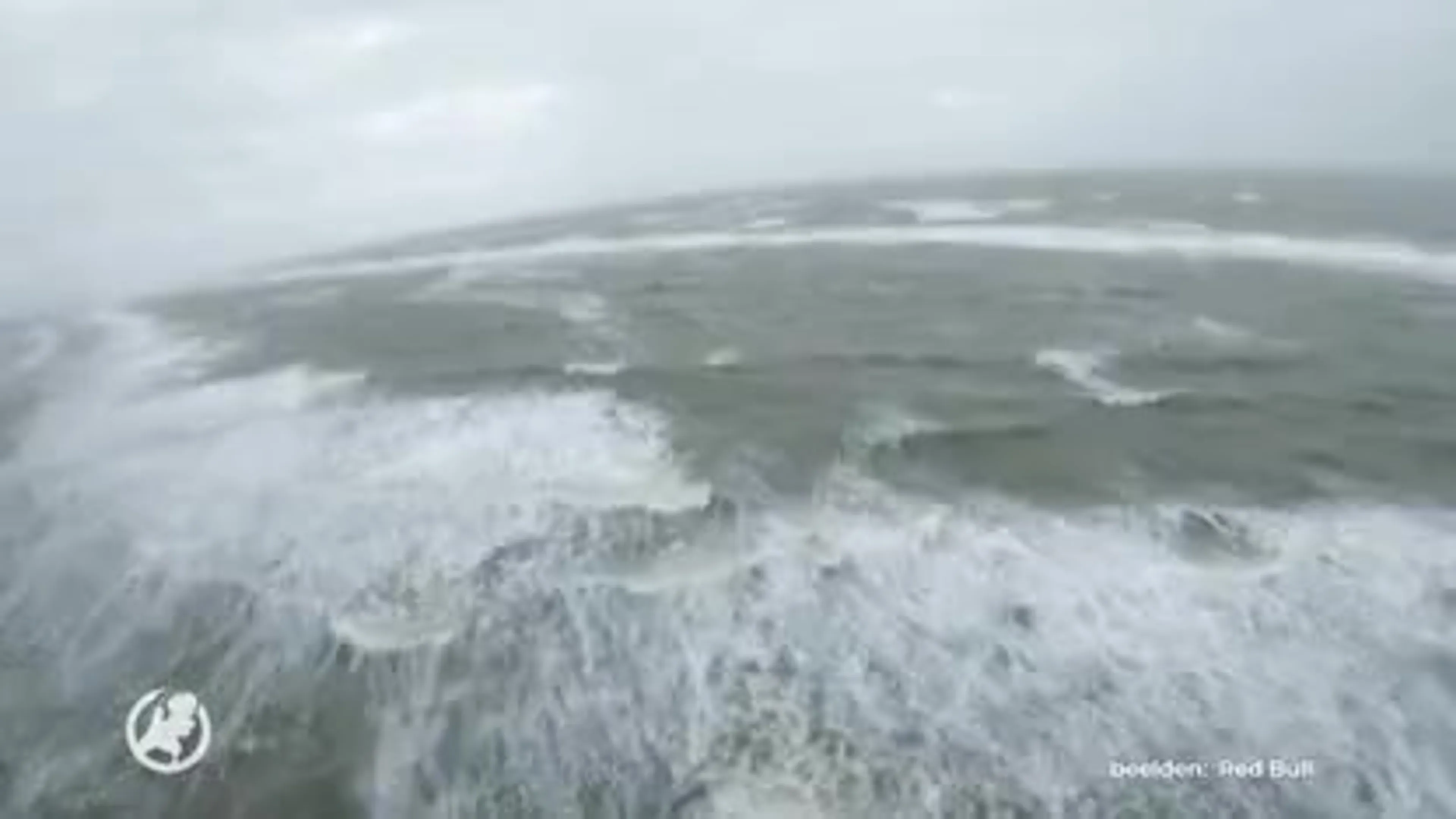 Kitesurfer vliegt tijdens storm meters de lucht in bij strand Noordwijk