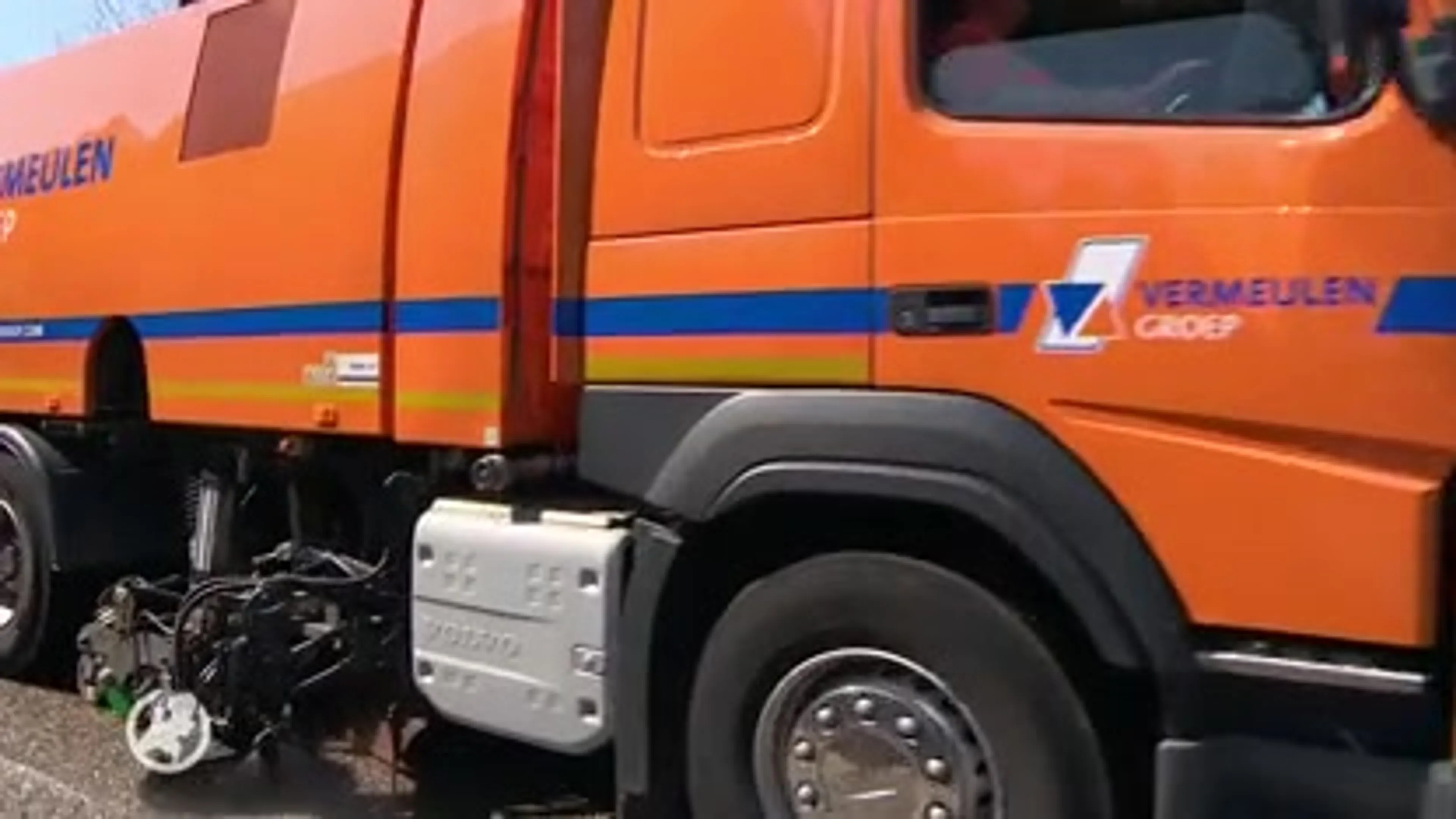 Chris ruimt op na ongelukken: 'Vandaag waren het mango's maar het had ook diesel of bloed kunnen zijn'