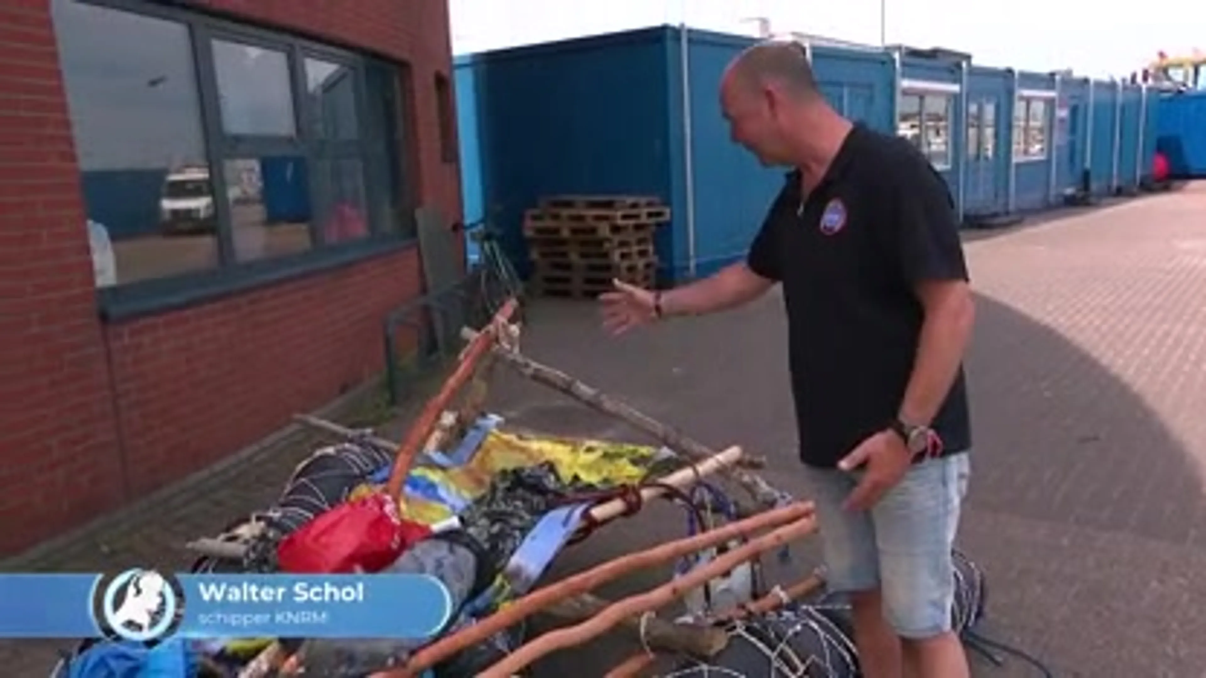 Man uit Eritrea met zelfgemaakt vlot bij IJmuiden uit zee gehaald
