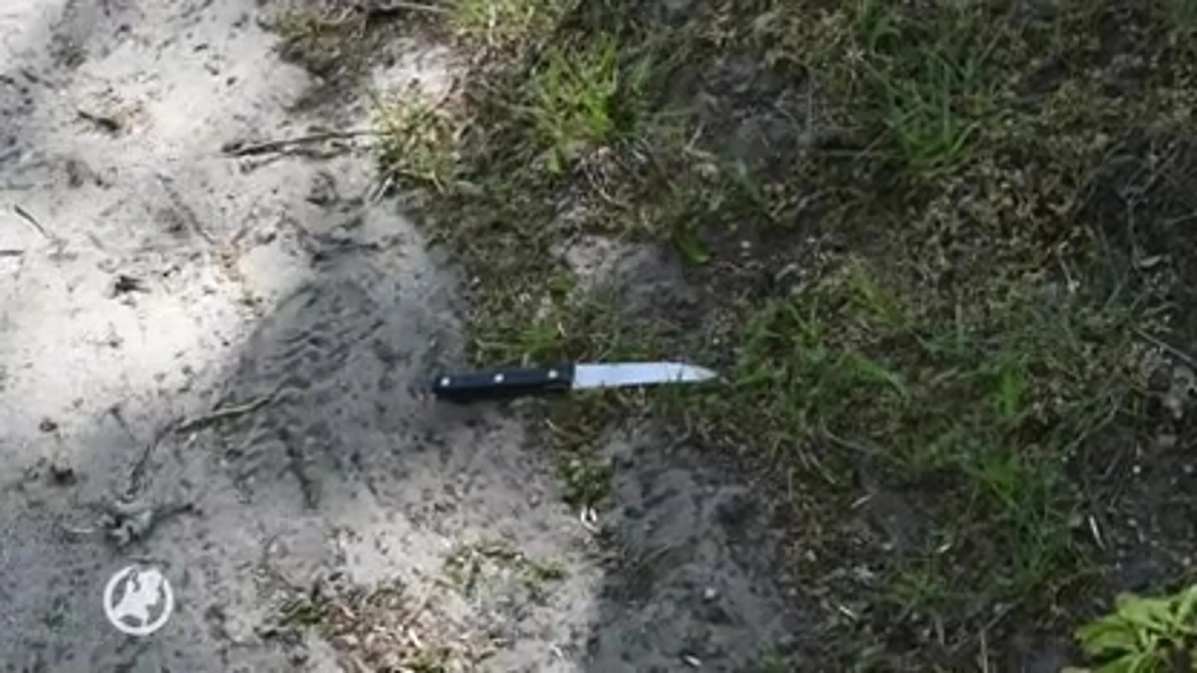 Agent gestoken door messentrekker, dader neergeschoten
