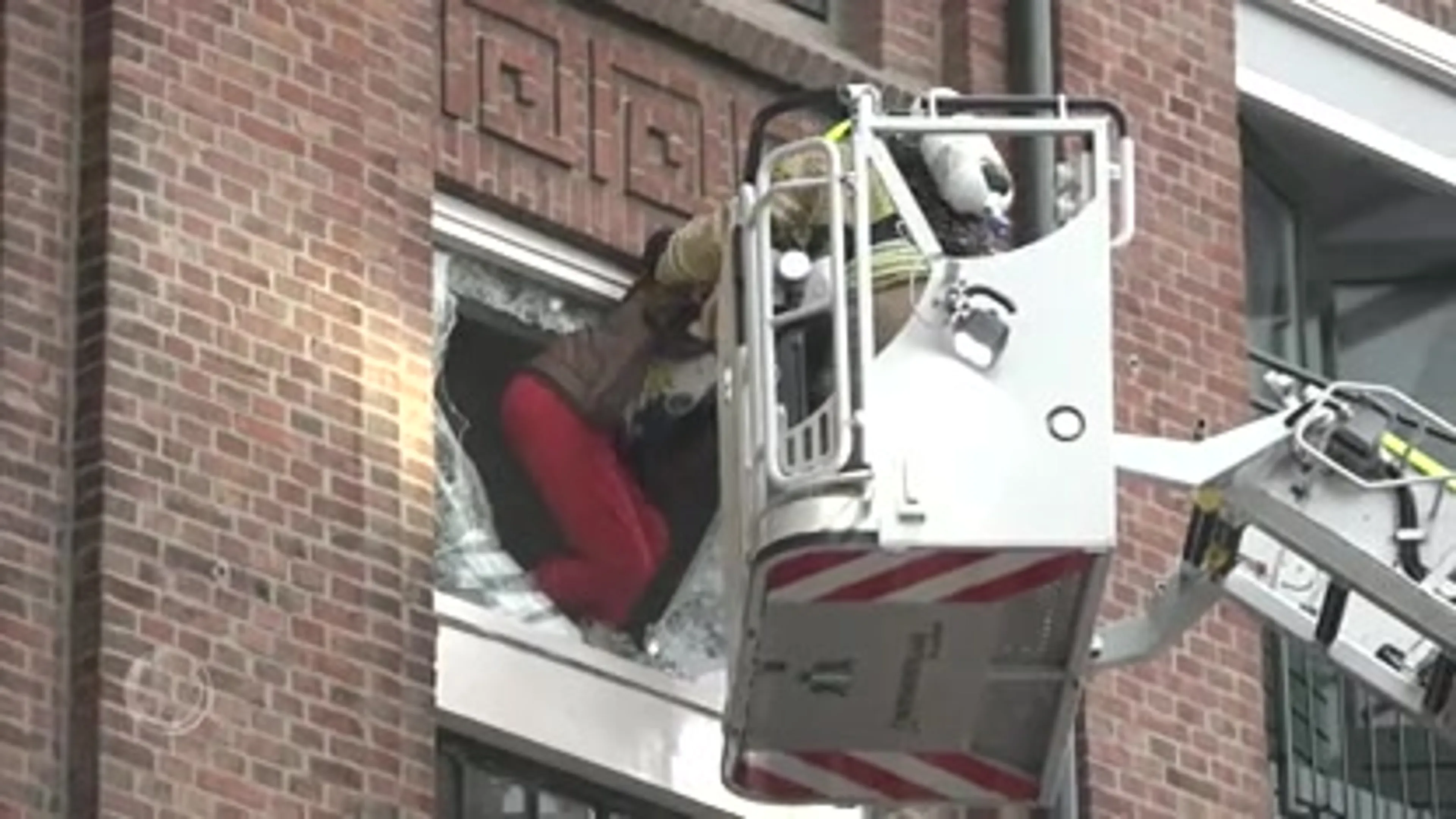 Spectaculaire beelden: brandweer redt vrouw uit vlammenzee in Vlaardingen