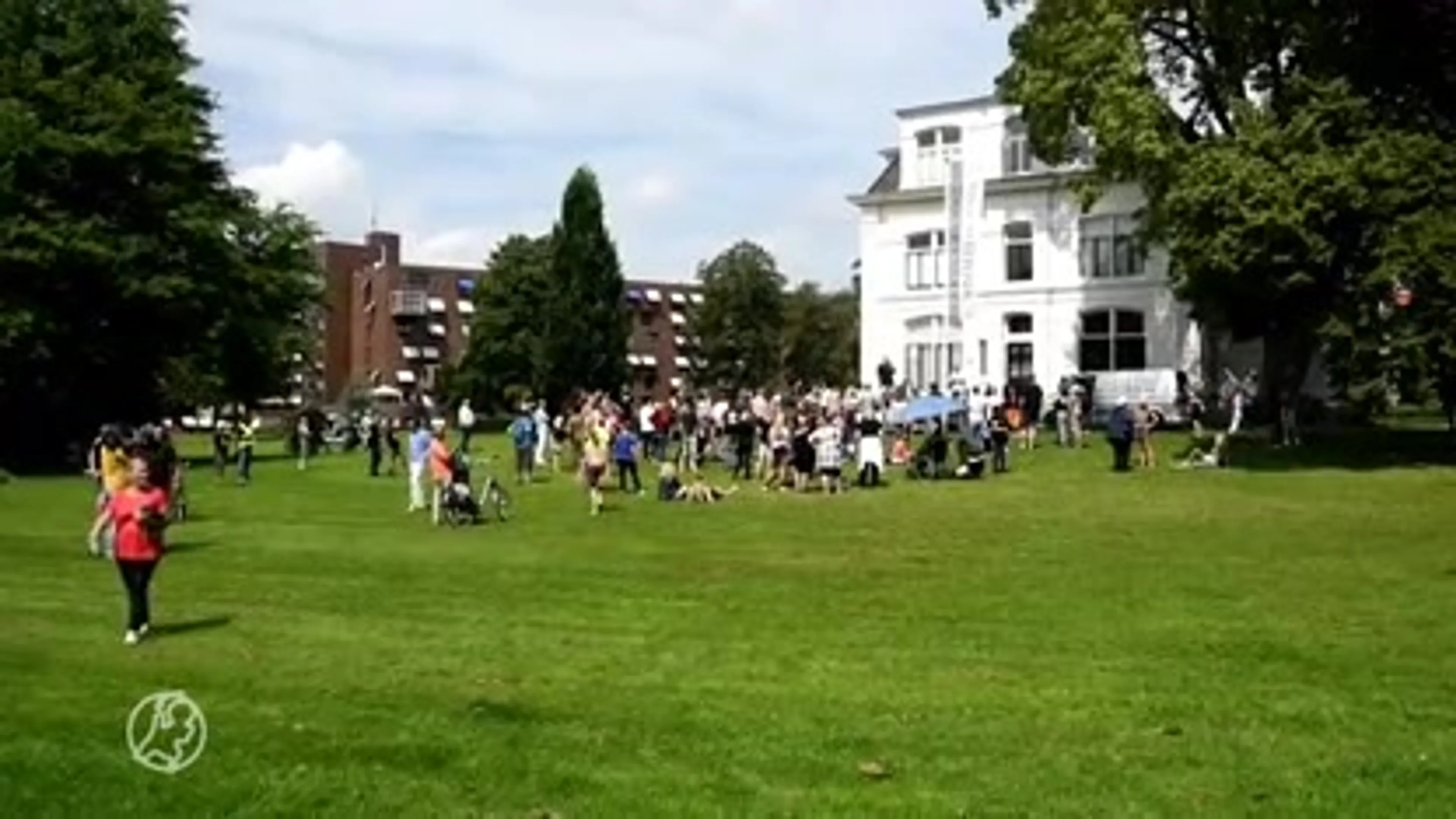 Stoet met honderd mensen demonstreert tegen coronamaatregelen in Enschede