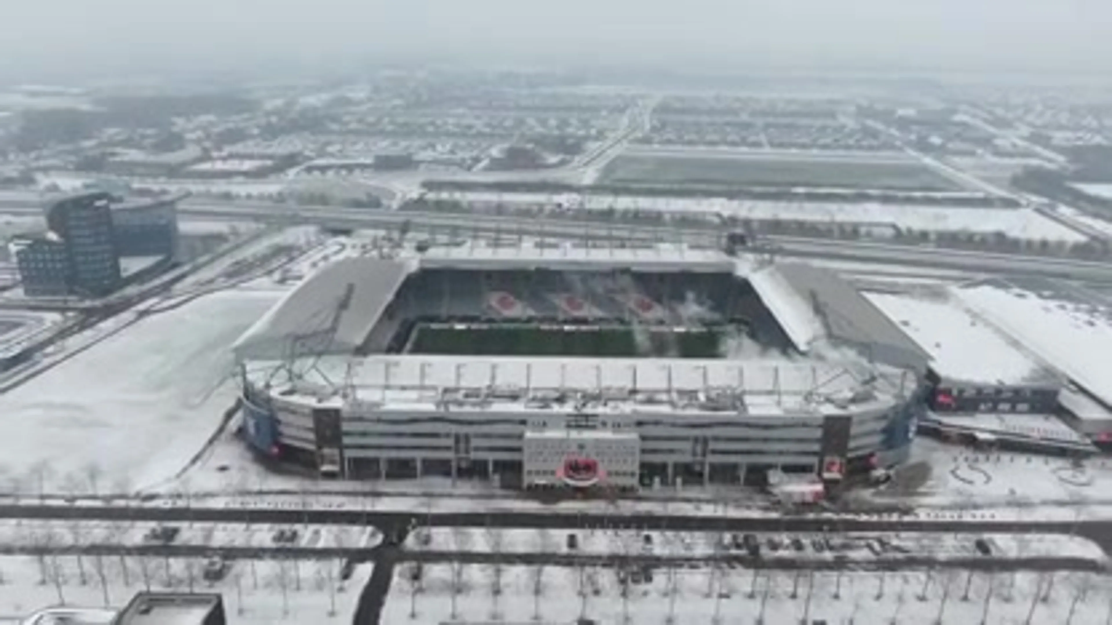 Dronebeelden laten besneeuwd Heerenveen zien