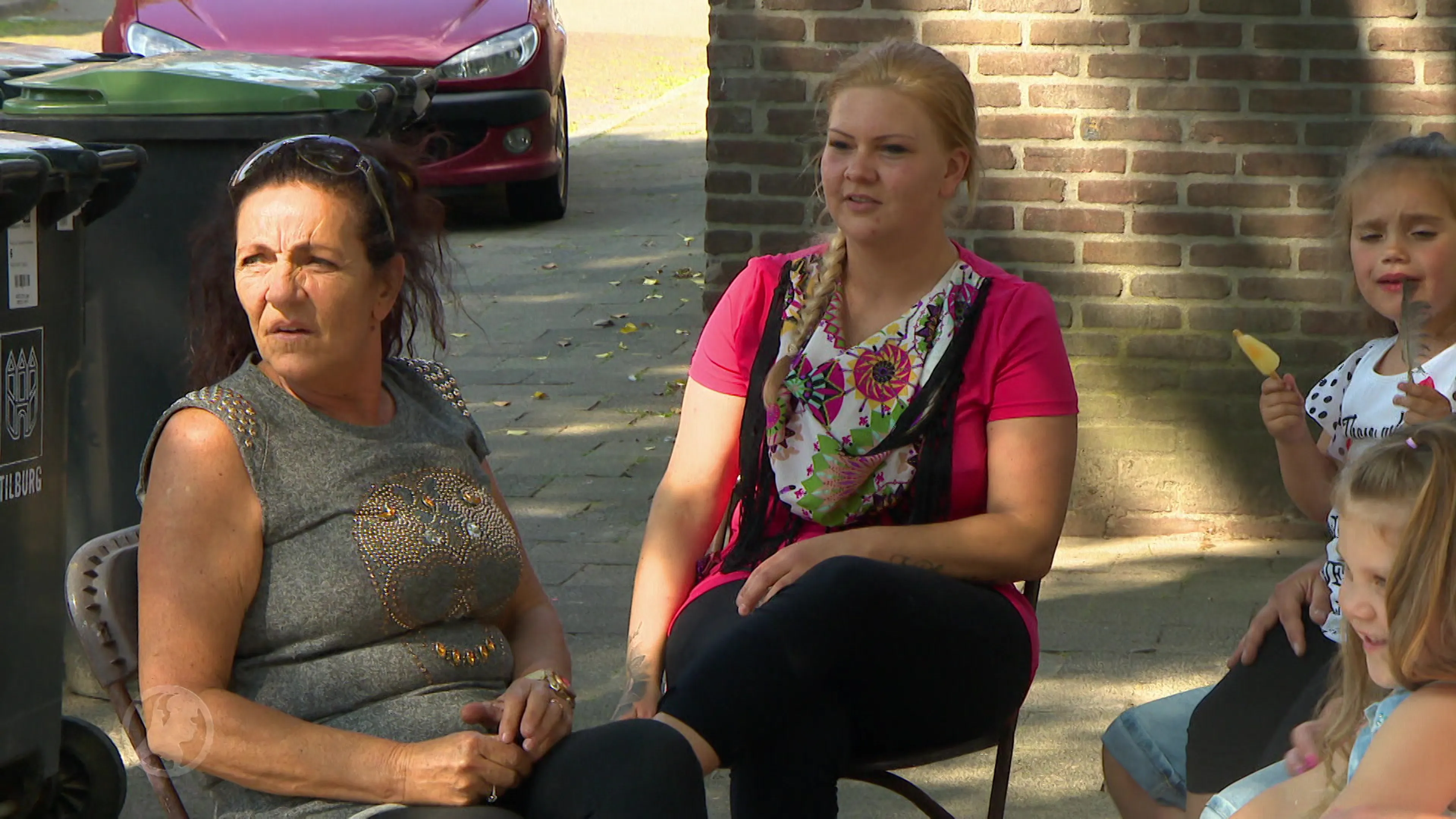 Bewoners Tilburgse wijk geweerd van stoep: 'We mogen helemaal niets meer'